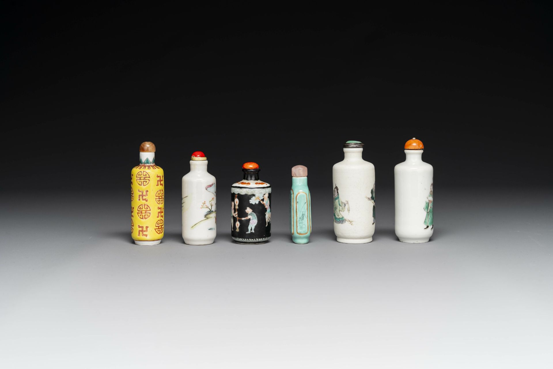 Six various Chinese famille verte and rose snuff bottles, shou mark, 19/20th century - Bild 4 aus 6