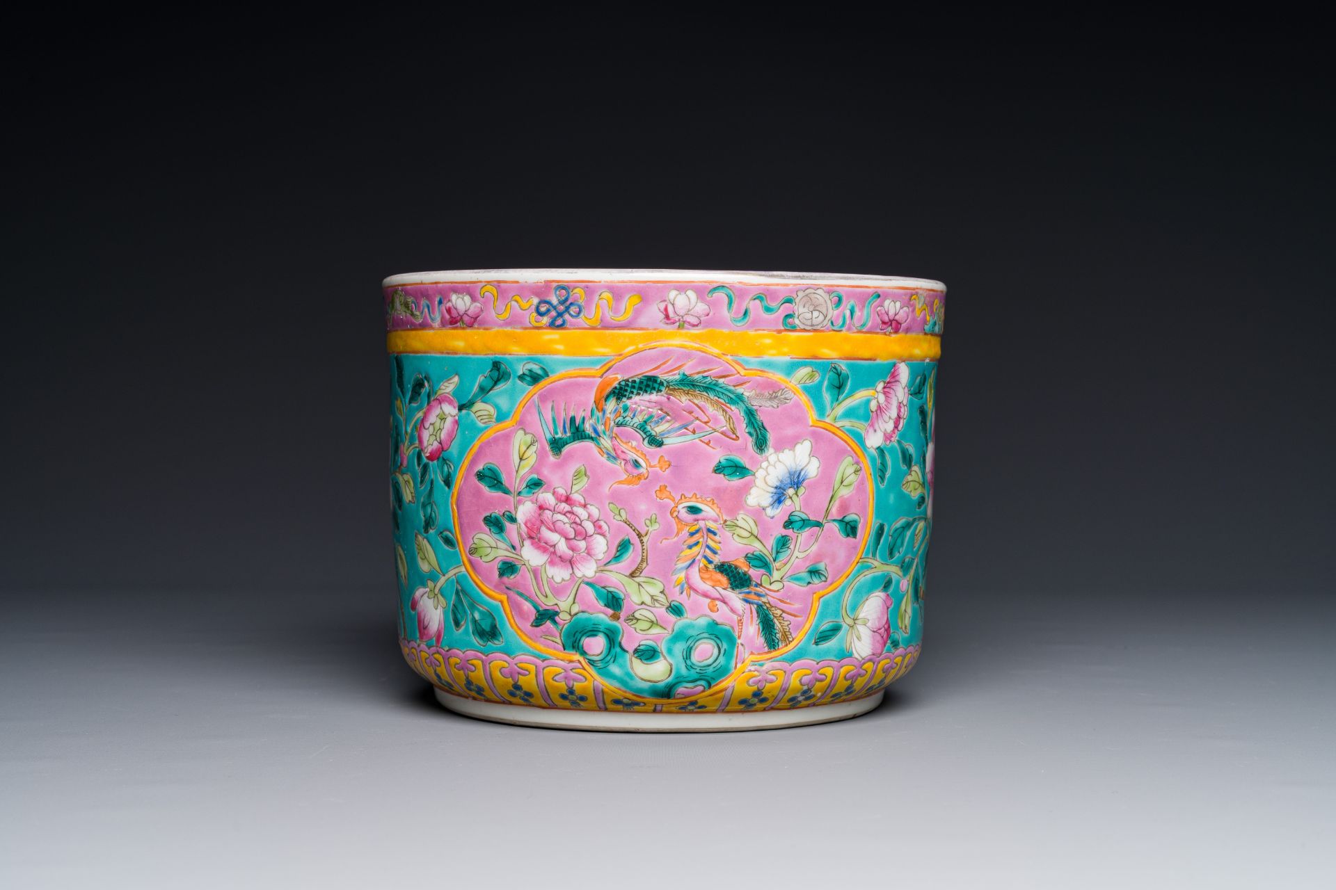 A Chinese famille rose jardiniere for the Straits or Peranakan market, 19th C. - Bild 2 aus 4