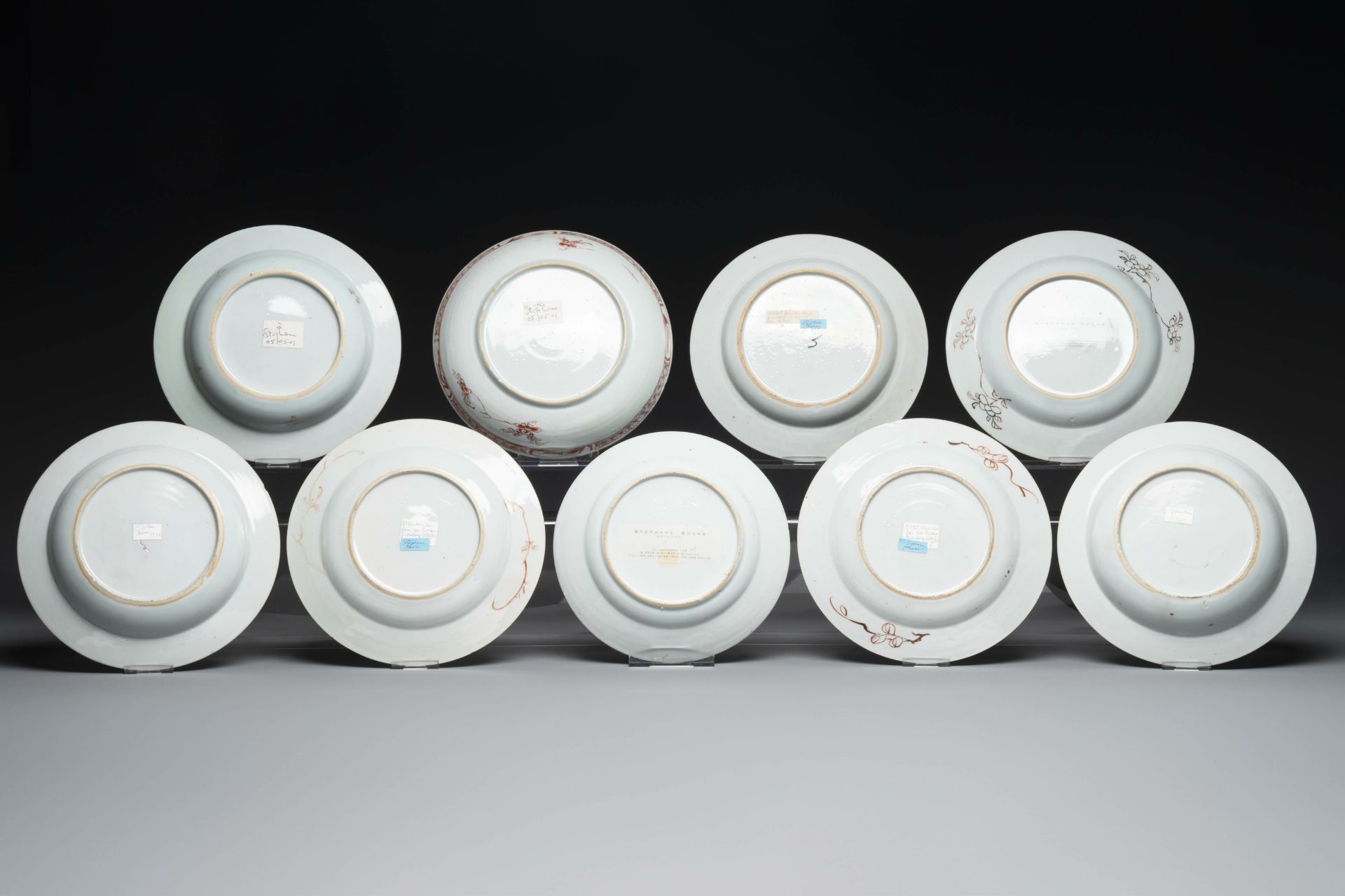 A varied collection of Chinese famille rose and verte porcelain, 18/19th C. - Bild 3 aus 19