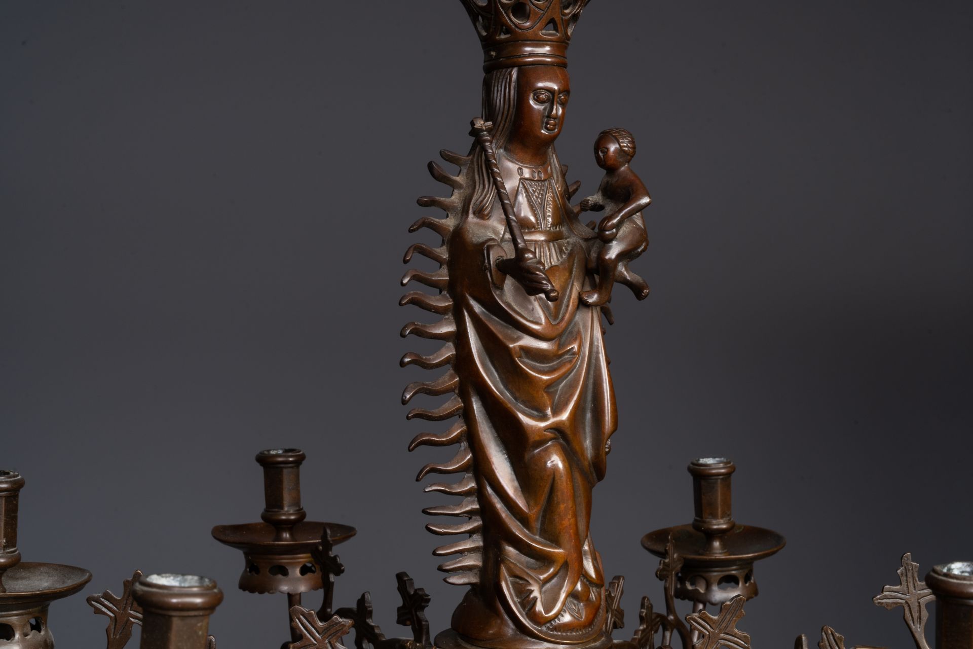 A Flemish or Dutch bronze Gothic Revival large bronze 'Madonna and Child' chandelier, 19th C. - Bild 4 aus 8