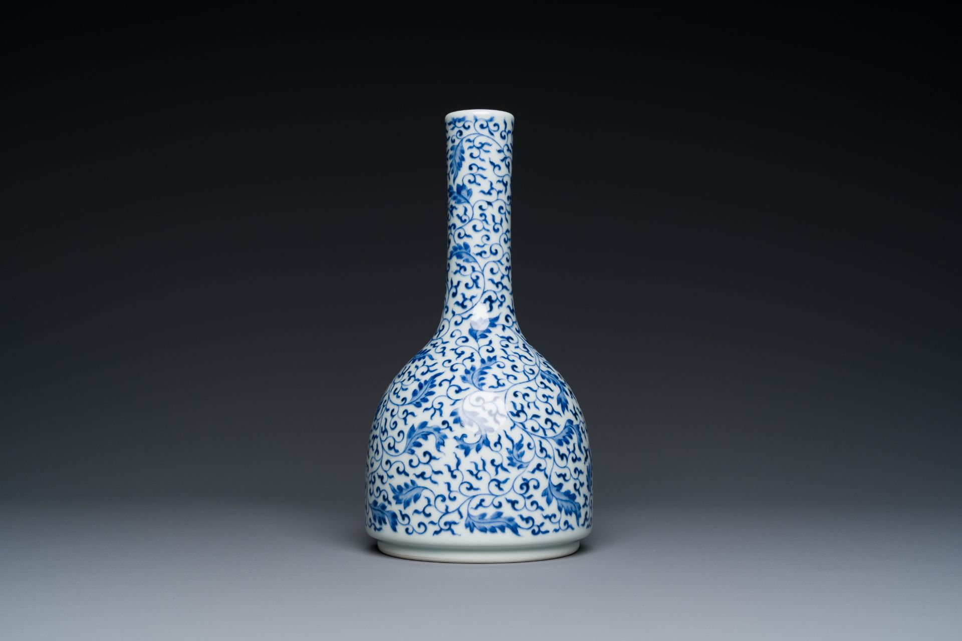 A Chinese blue and white 'lotus scroll' bottle vase, Yongzheng mark and possibly of the period - Bild 4 aus 6