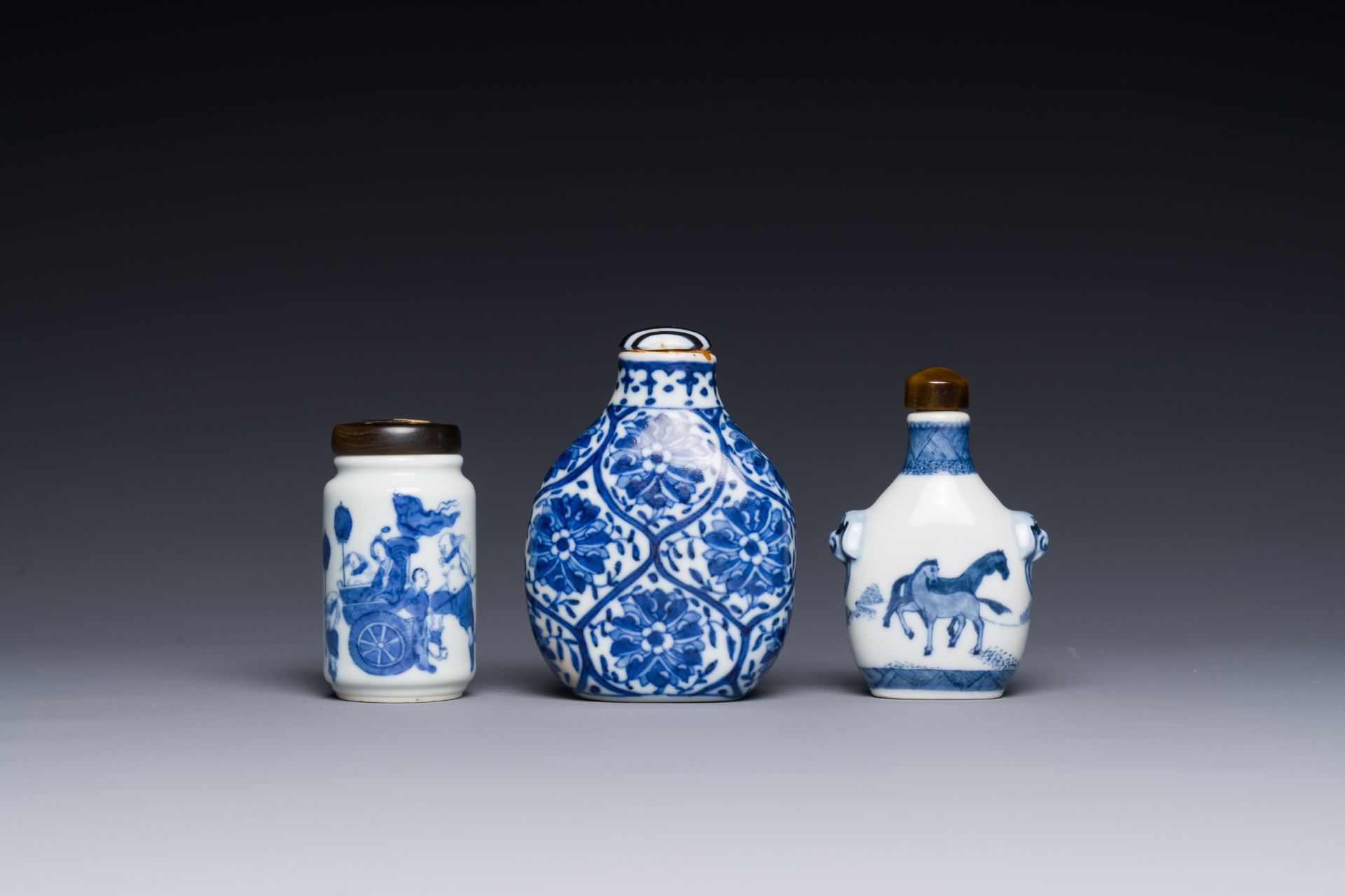 Three Chinese blue and white snuff bottles, Yongzheng mark, 19th C. - Bild 2 aus 3