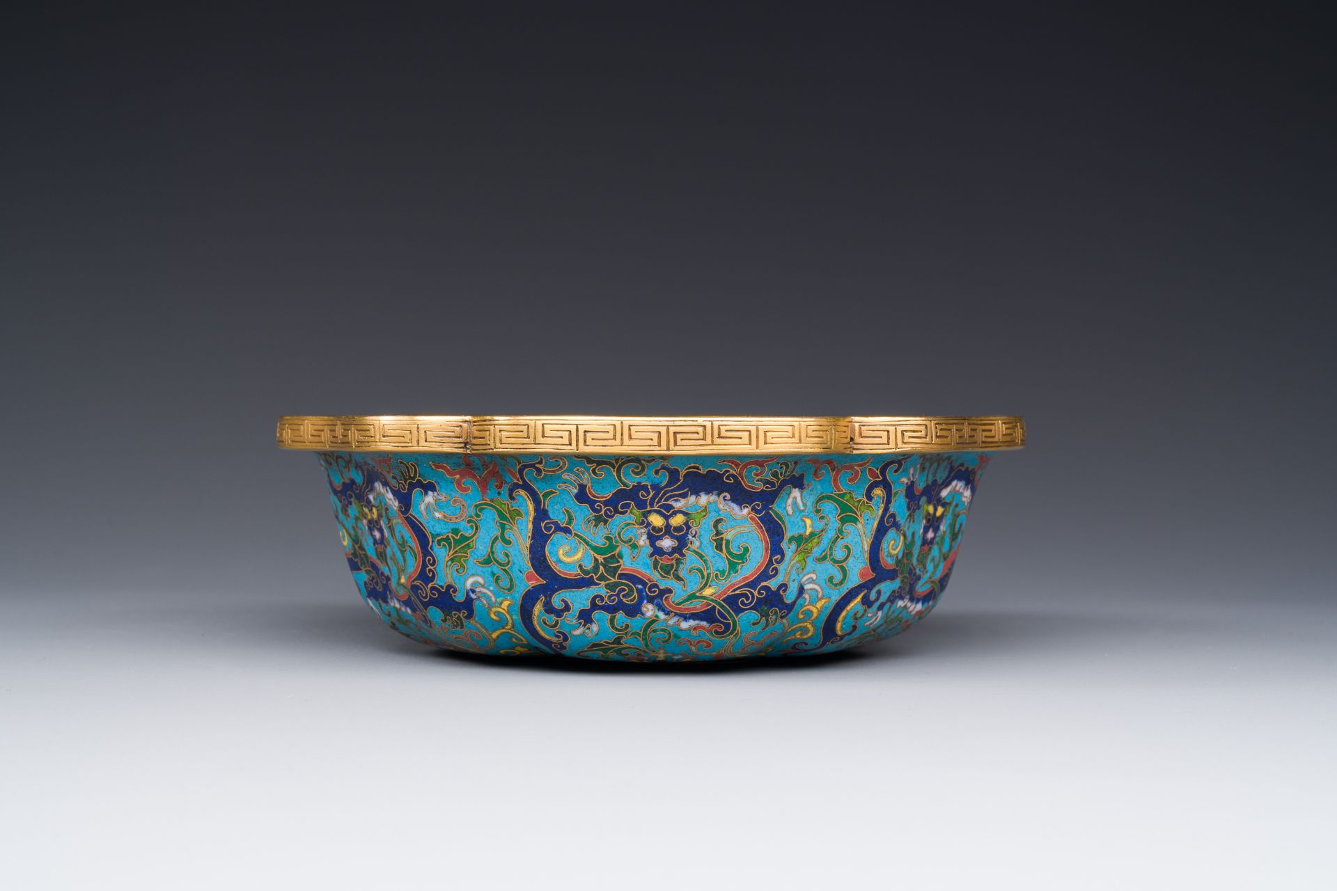 A Chinese flower-shaped cloisonne 'dragon' bowl, Qianlong - Bild 3 aus 8