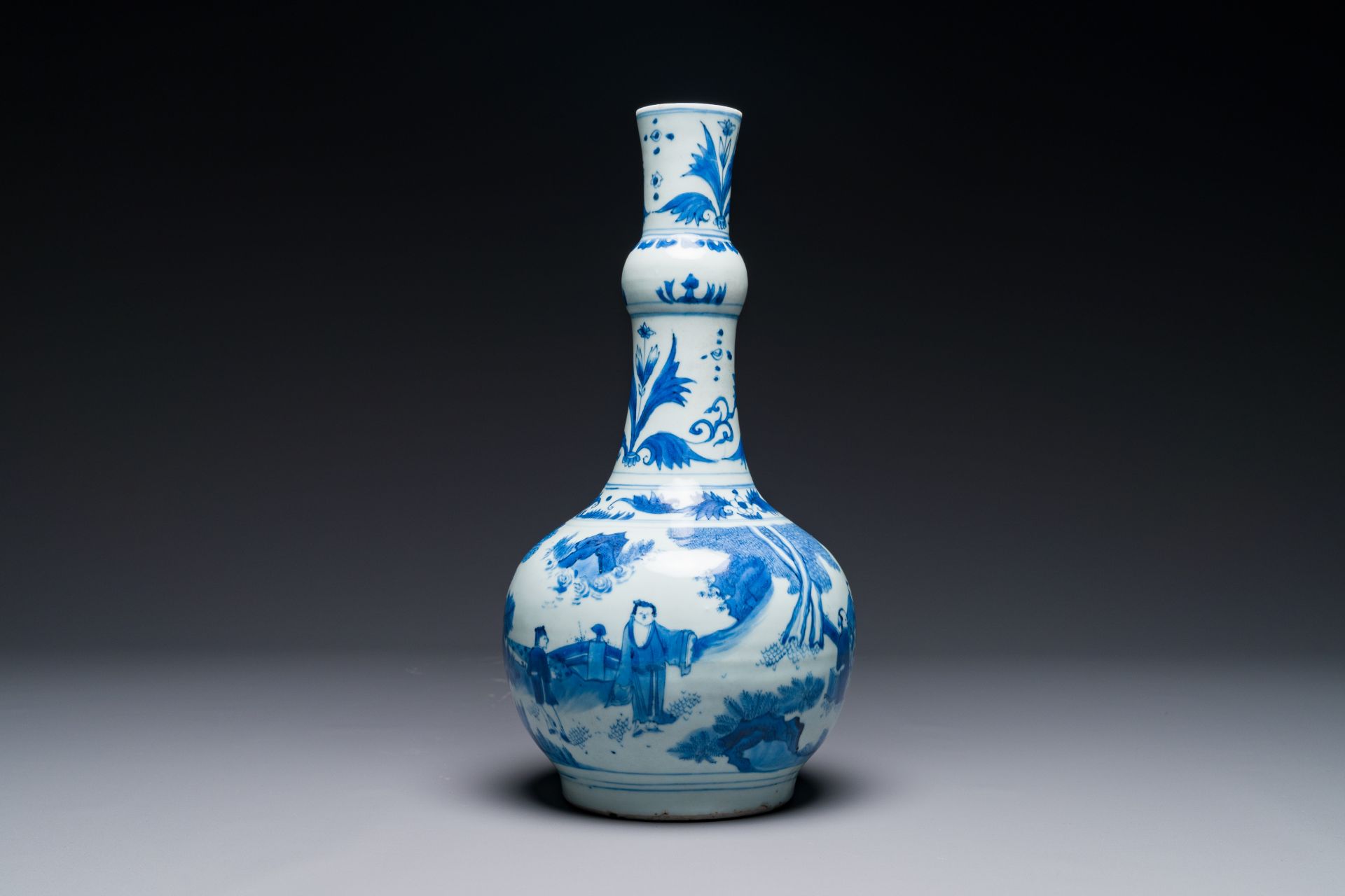 A Chinese blue and white 'sages' bottle vase, Transitional period - Bild 4 aus 6