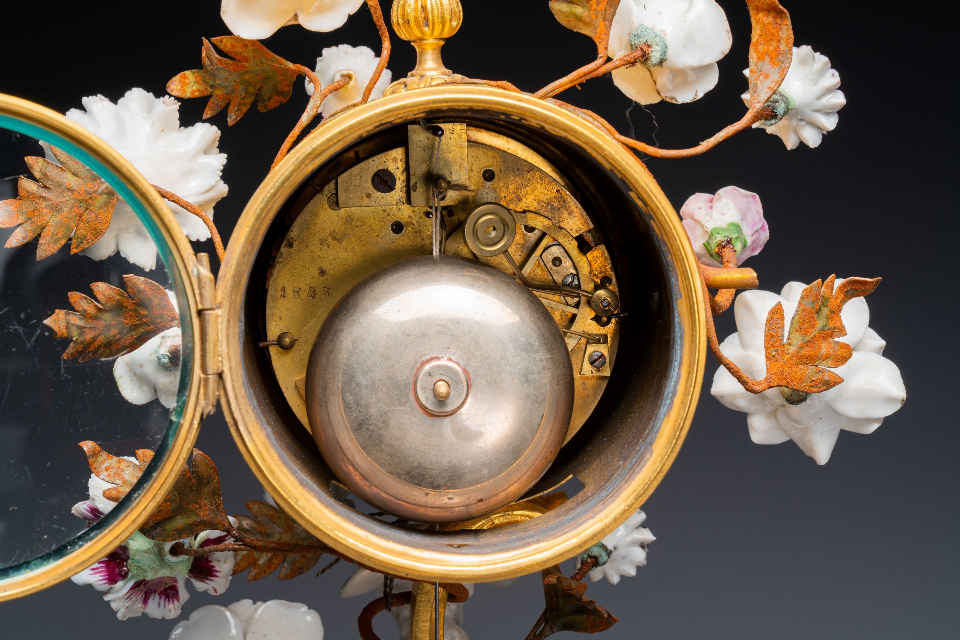 A French ormolu-mounted porcelain mantel clock, 18/19th C. - Image 16 of 28