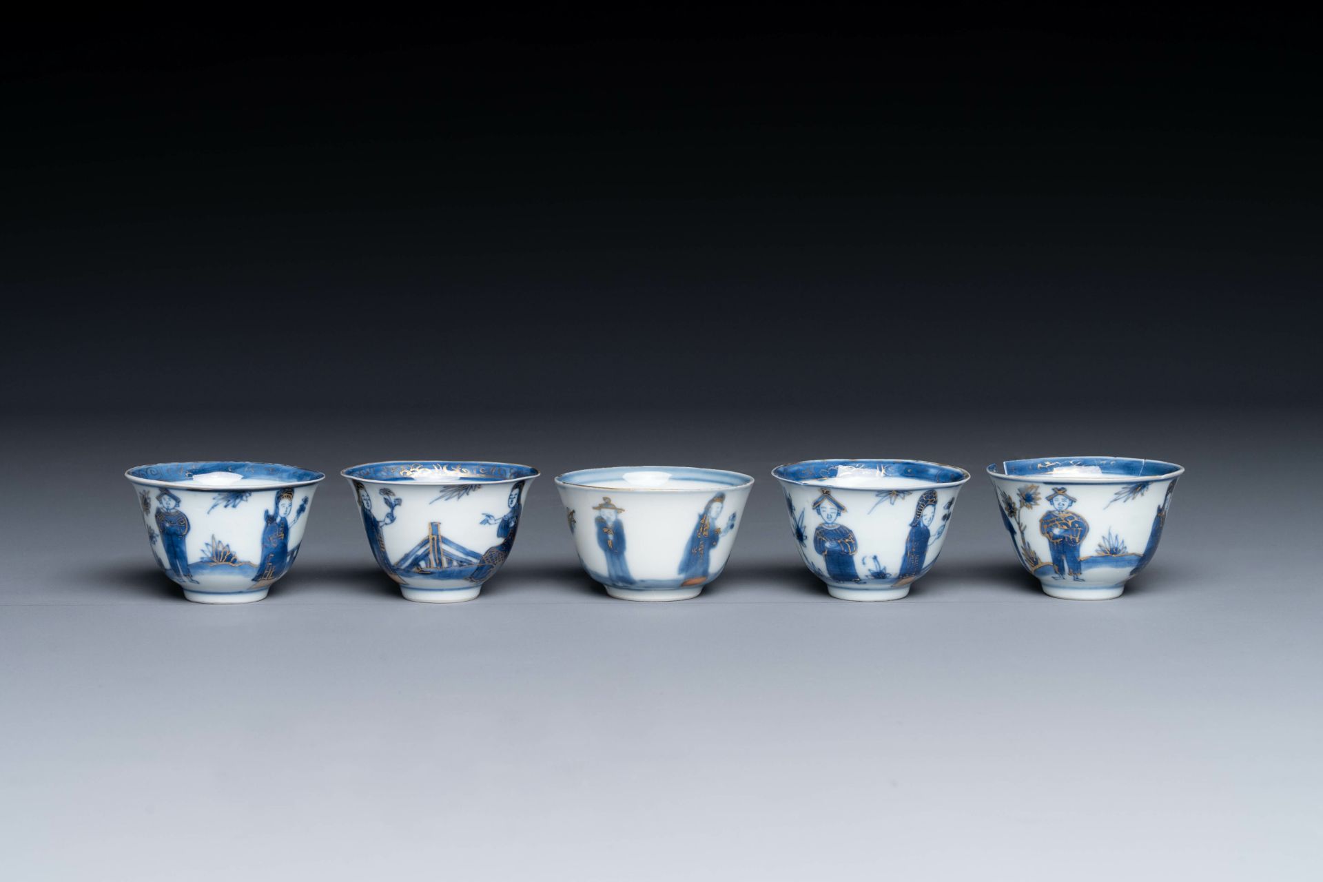 Thirteen Chinese blue and white saucers and twelve cups with figural design, Kangxi/Yongzheng - Bild 8 aus 11