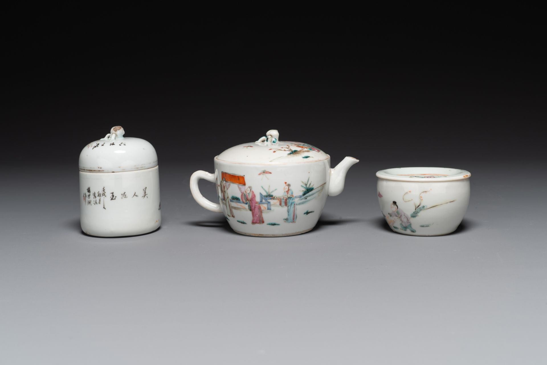 A varied collection of Chinese famille rose and qianjiang cai porcelain, 19/20th C. - Image 6 of 10
