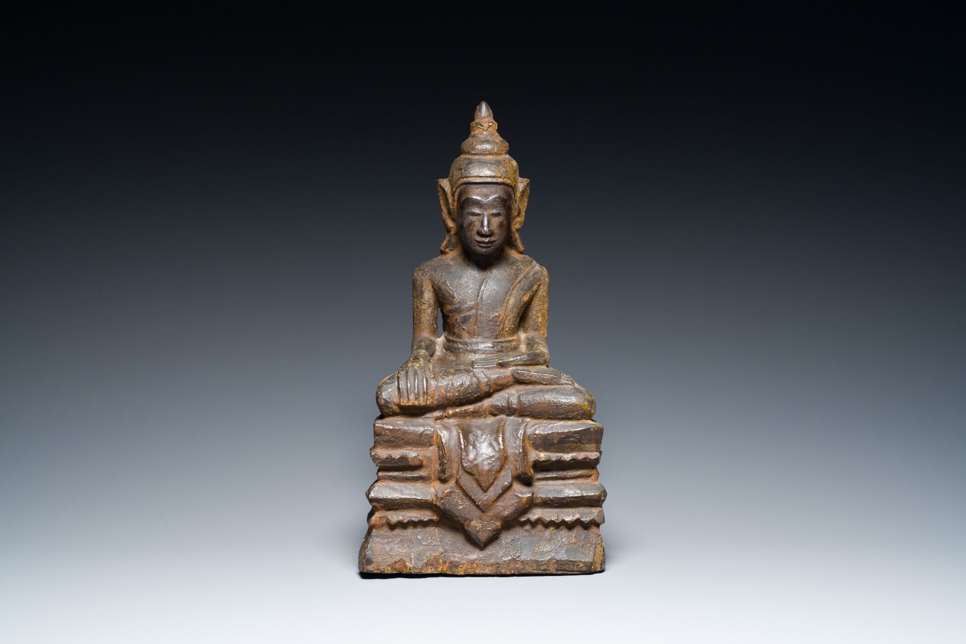 A Burmese partly gilt and lacquered teak wooden Buddha, Hanthawaddy Kingdom, 16th C. - Image 6 of 21