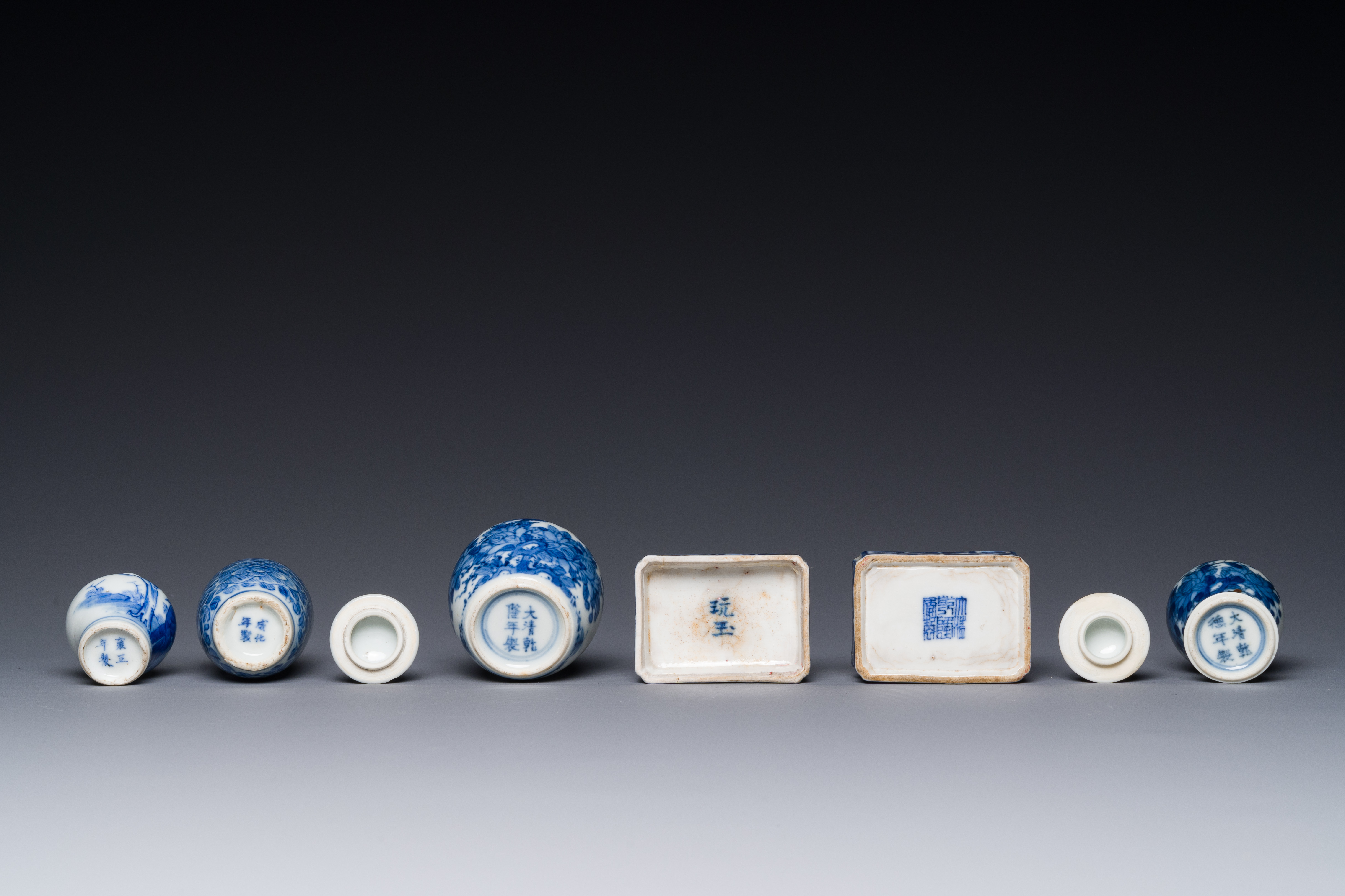 Four Chinese blue and white vases and a box with cover, all marked, 18/19th C. - Image 4 of 4