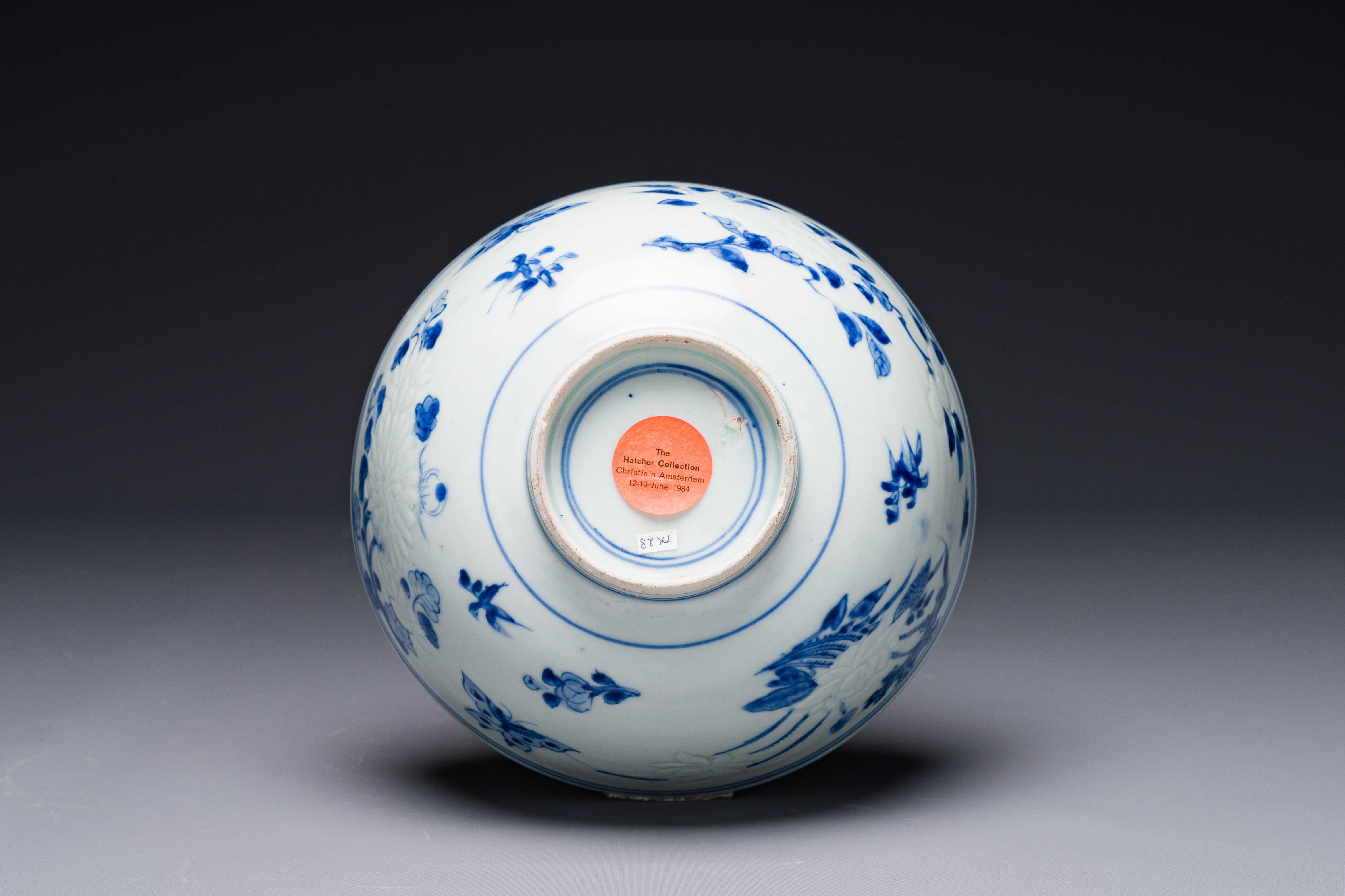 A Chinese blue and white 'Hatcher cargo' bowl with floral design, Transitional period - Image 5 of 5