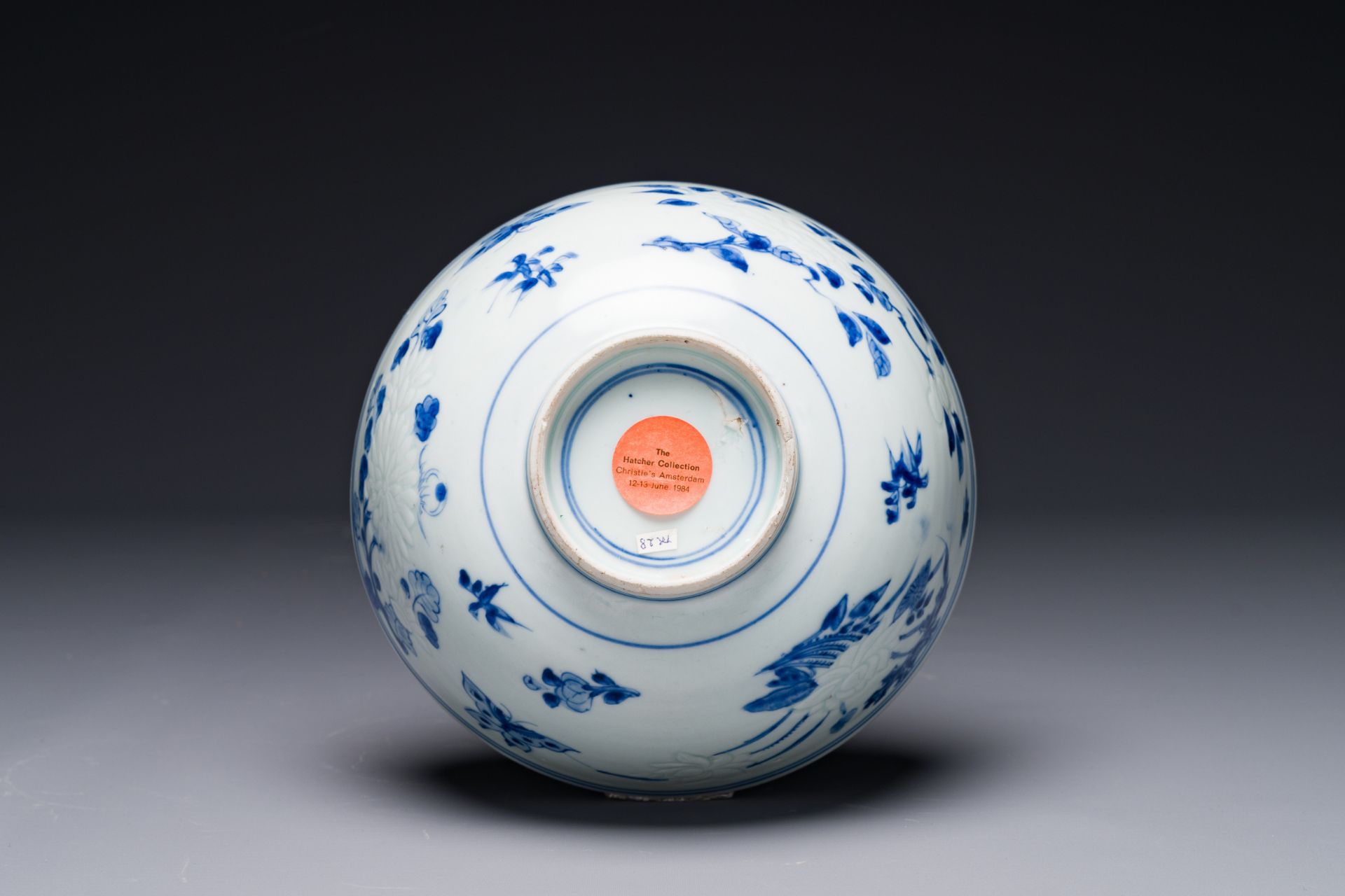 A Chinese blue and white 'Hatcher cargo' bowl with floral design, Transitional period - Bild 5 aus 5