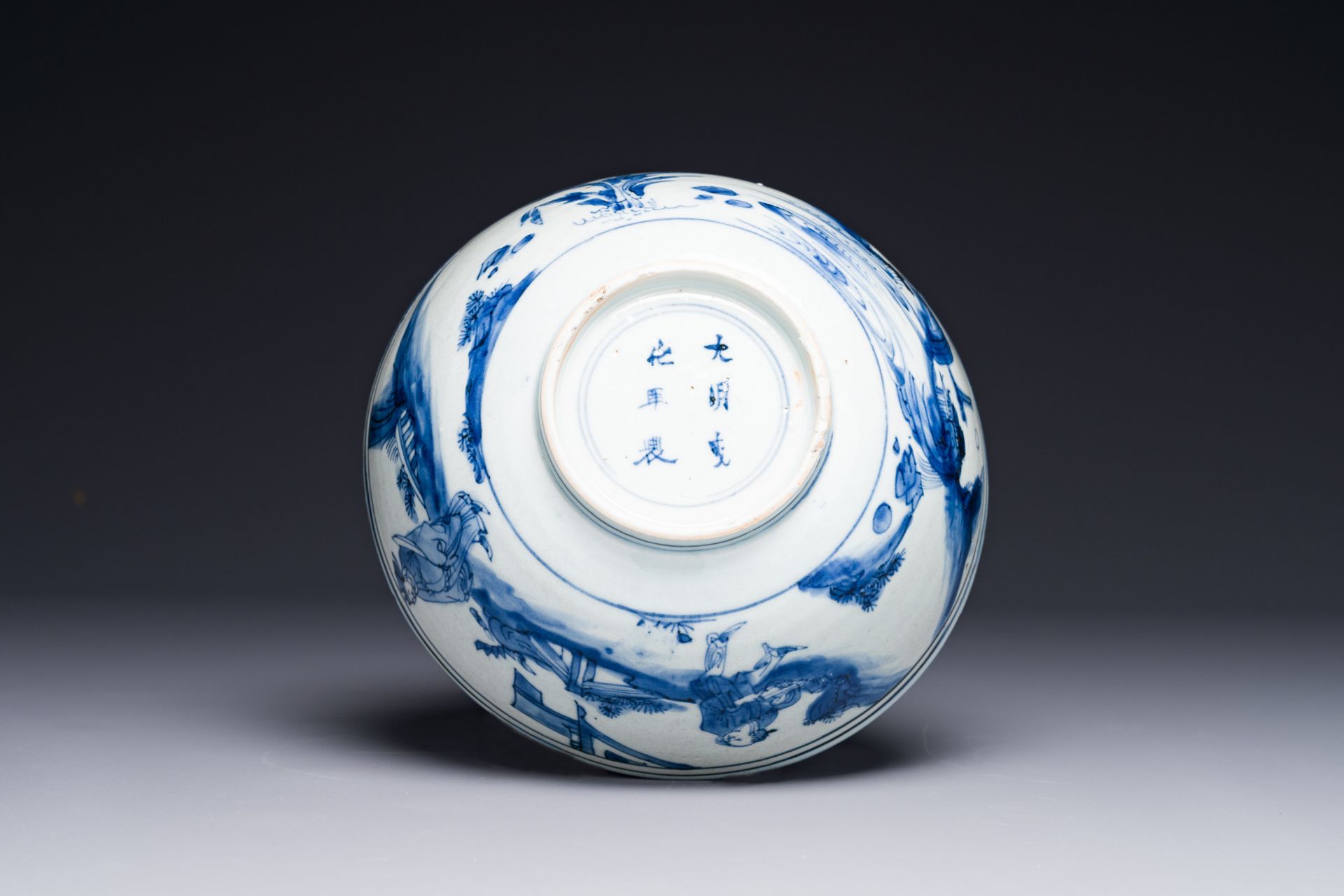 A Chinese blue and white bowl with figures in a landscape, Chenghua mark, Chongzhen - Image 5 of 5