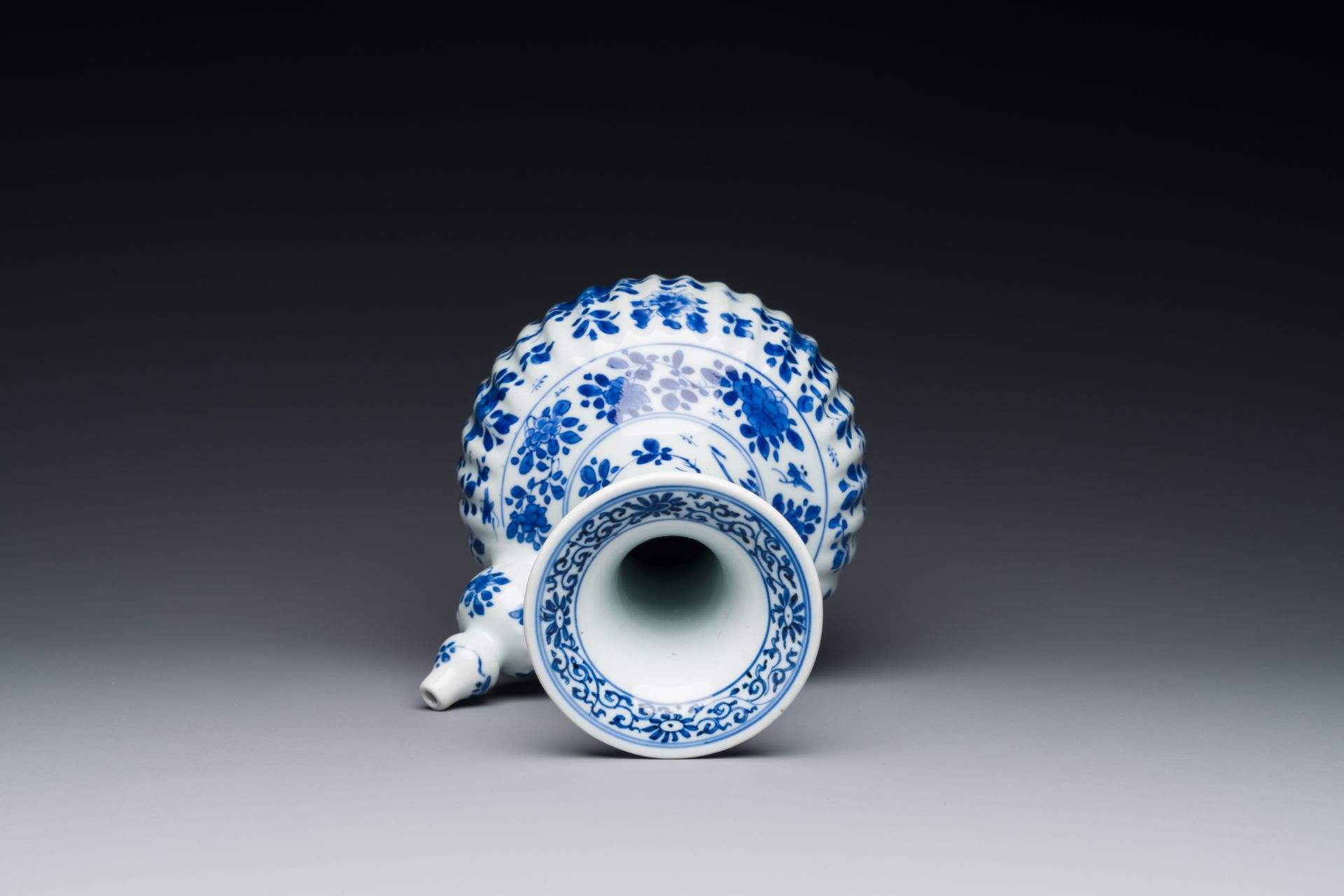 A Chinese blue and white kendi with floral design, Kangxi - Bild 6 aus 7