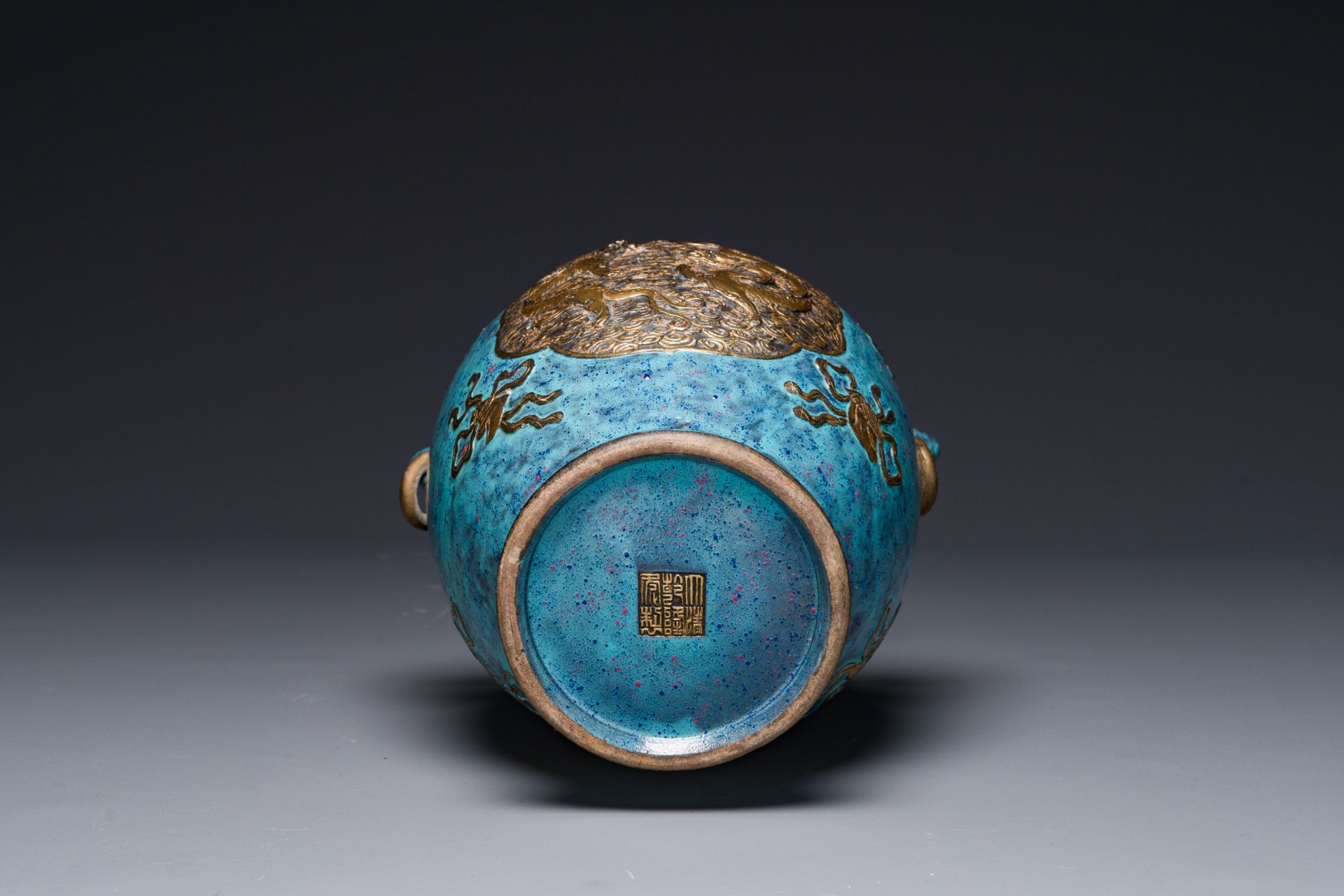 A Chinese 'robin's egg and imitation bronze'-glazed 'hu' vase, Qianlong mark, 19th C. - Bild 5 aus 5