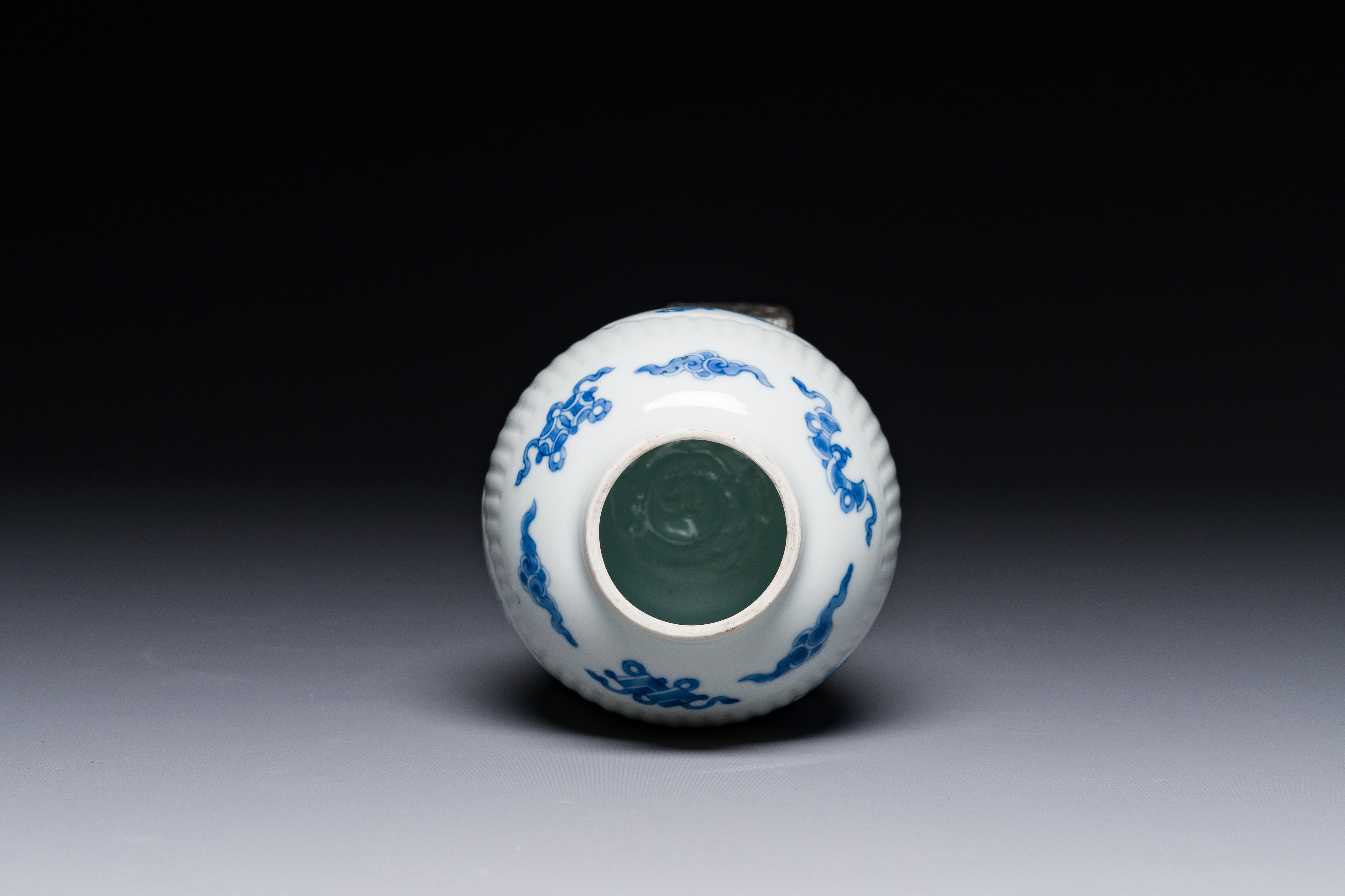 A fine Chinese blue and white silver mounted jar, signed Bo Gu Zhai åšå¤æ–Ž, Jiajing mark, Kangxi - Image 5 of 6