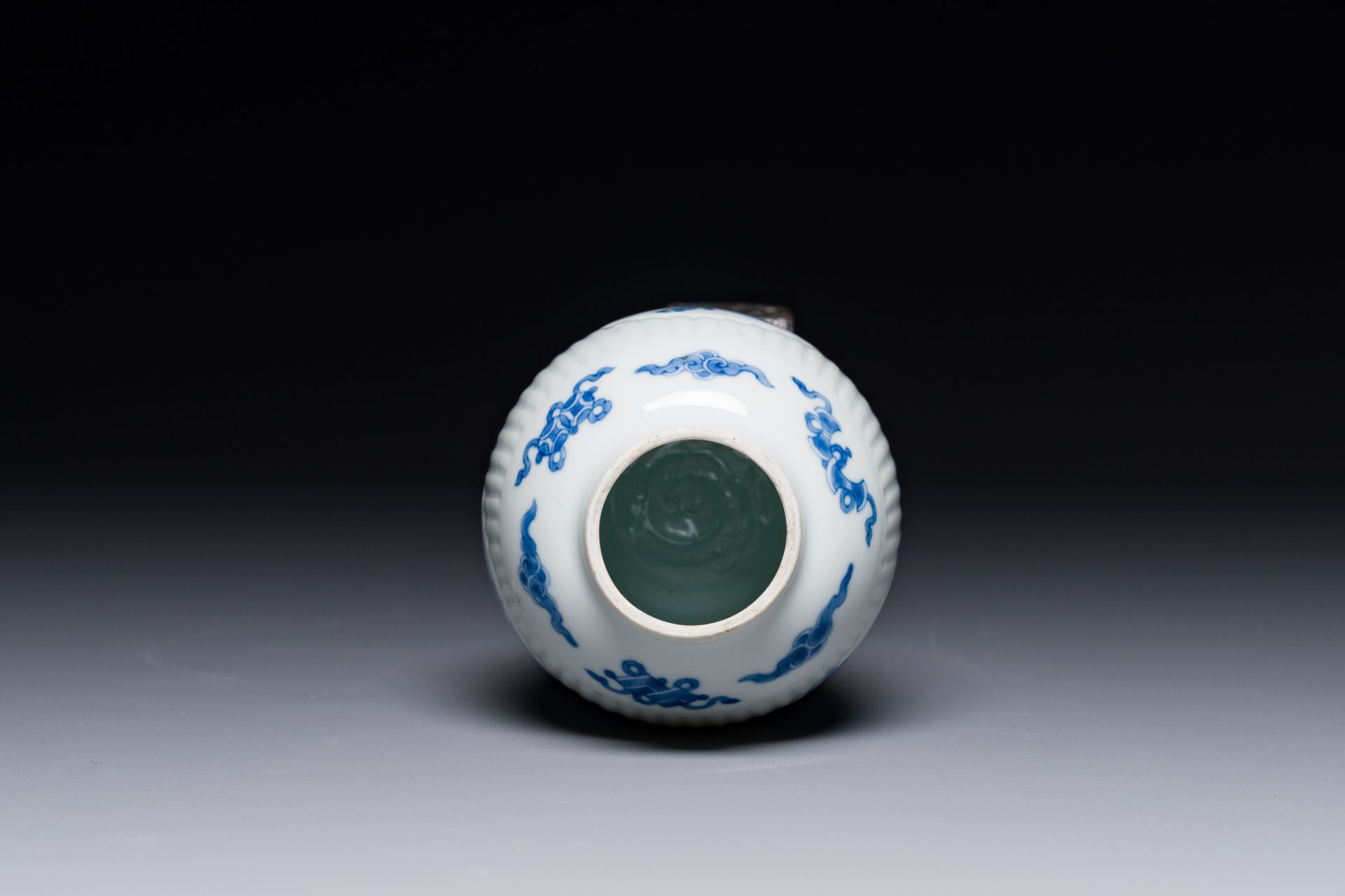 A fine Chinese blue and white silver mounted jar, signed Bo Gu Zhai åšå¤æ–Ž, Jiajing mark, Kangxi - Image 5 of 6