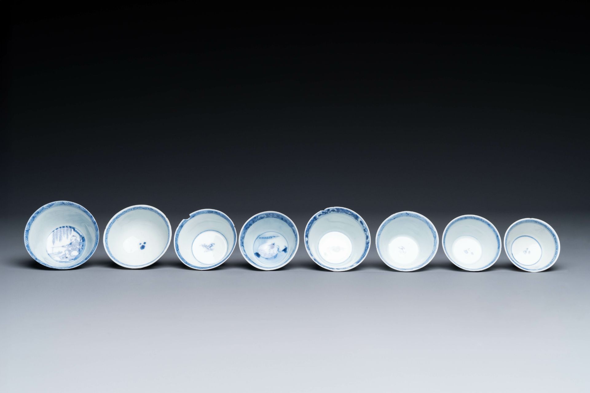 Thirteen Chinese blue and white saucers and twelve cups with figural design, Kangxi/Yongzheng - Bild 6 aus 11