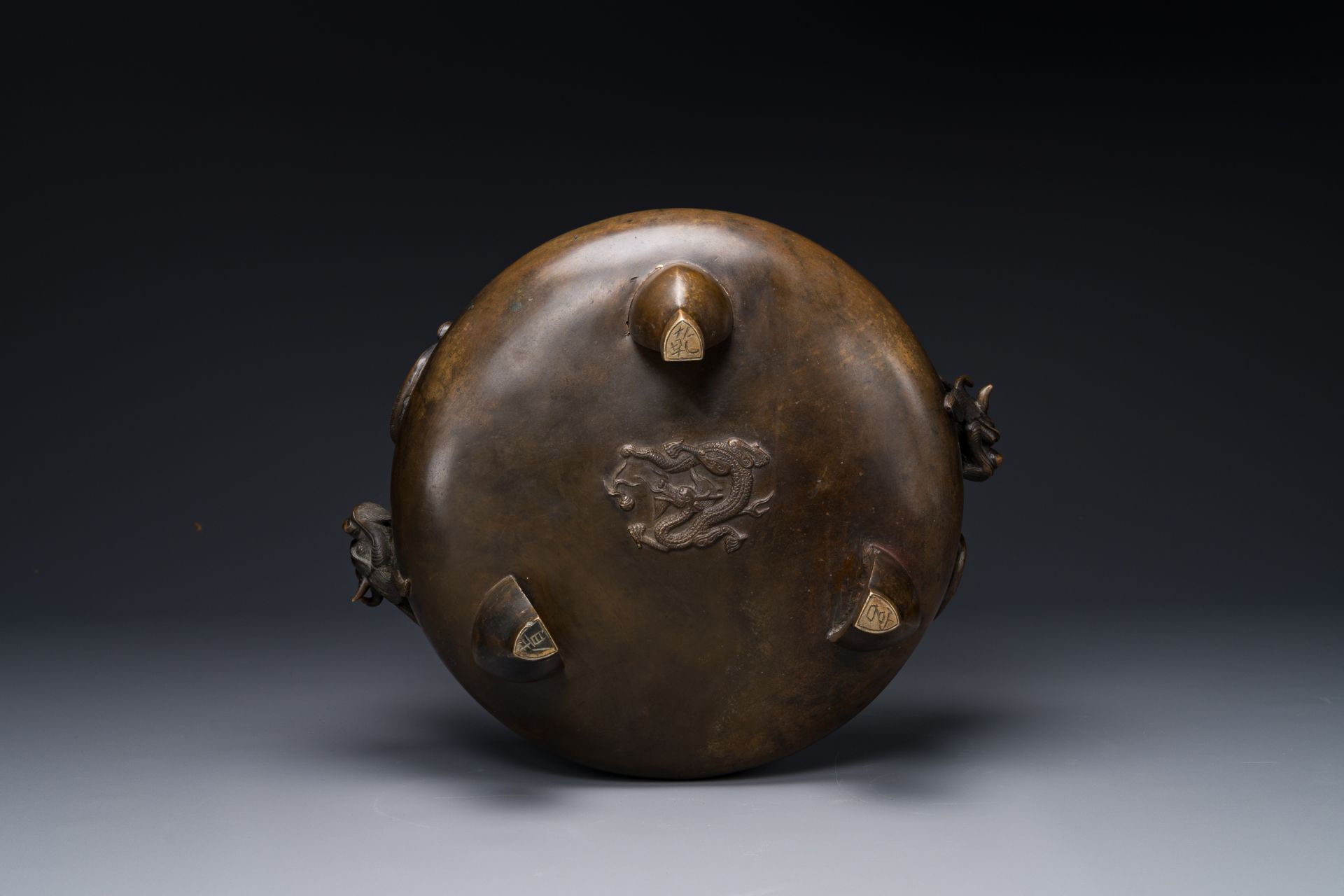 A large Chinese bronze tripod censer with 'chilong' handles, Qing Qian Gong æ¸…ä¹¾å®® mark, 18th C. - Bild 5 aus 5