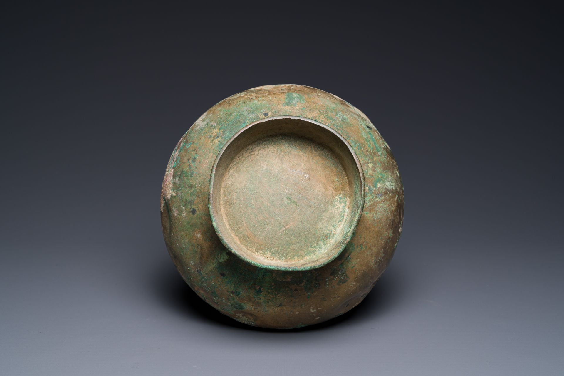 A Chinese bronze garlic-mouth vase, Han - Image 7 of 9