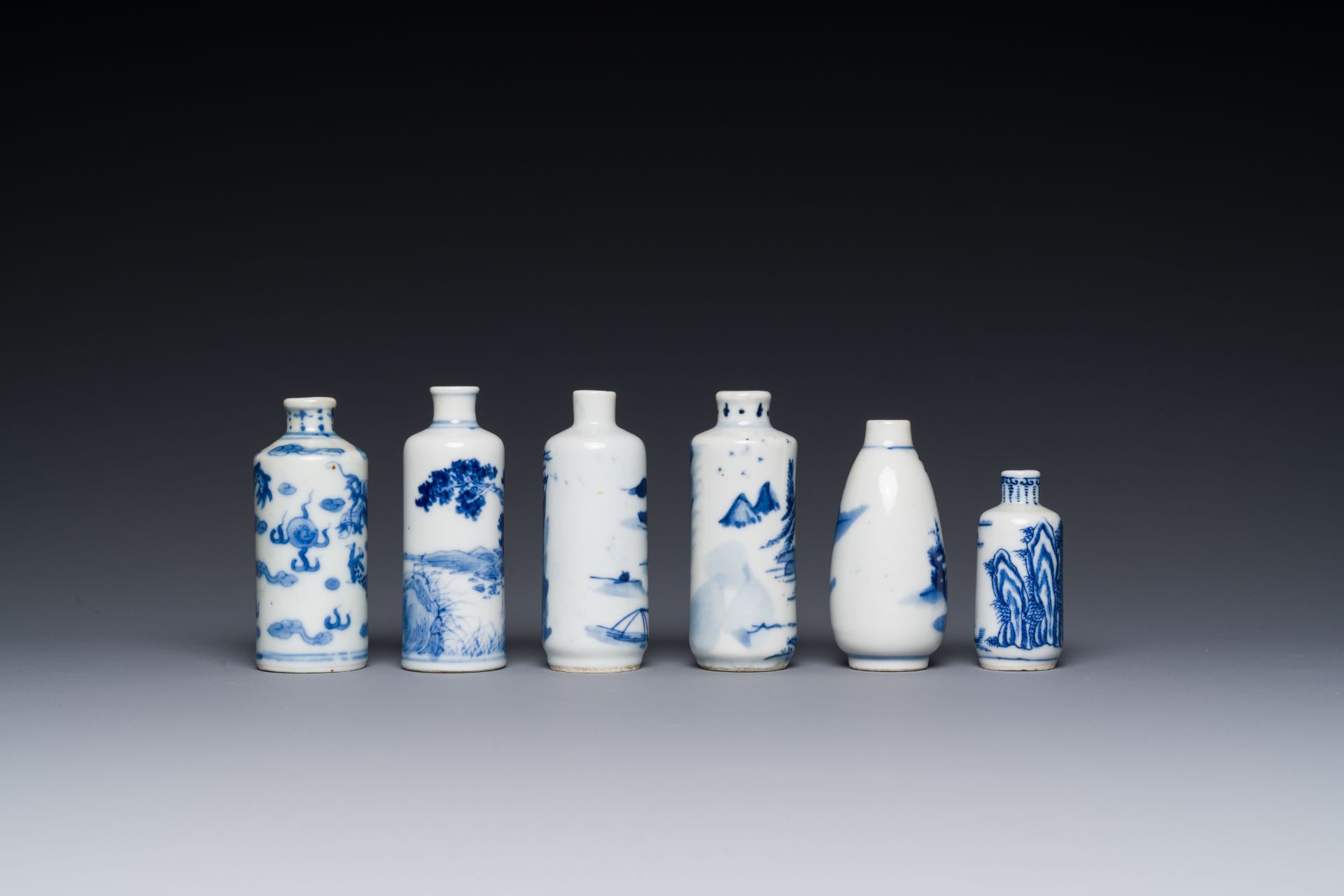 Six Chinese blue and white snuff bottles, 19th C. - Bild 2 aus 3
