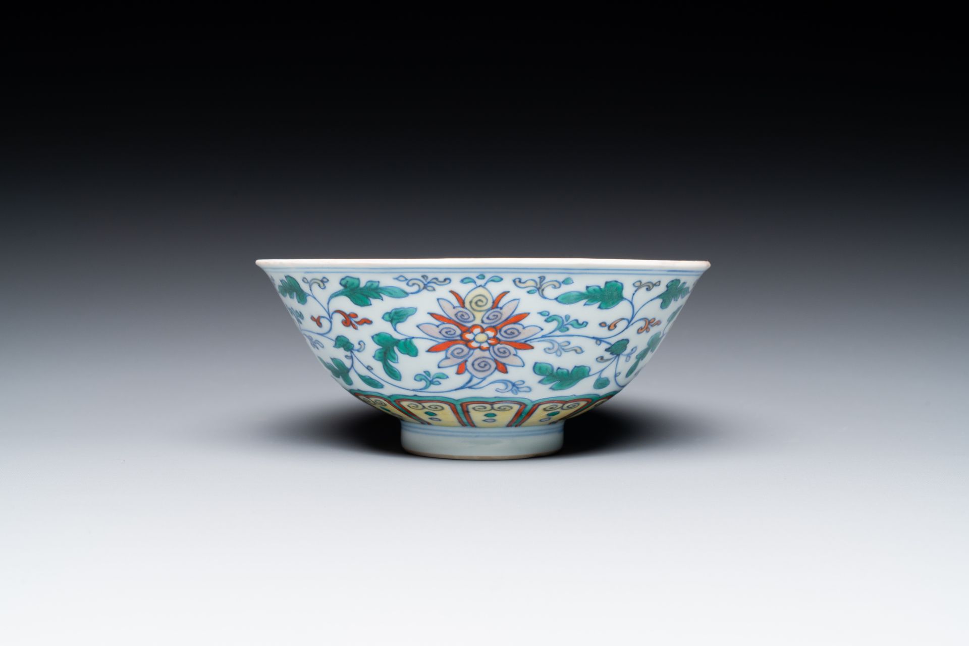 A Chinese doucai 'lotus scroll' bowl, Qianlong mark and of the period - Bild 3 aus 7