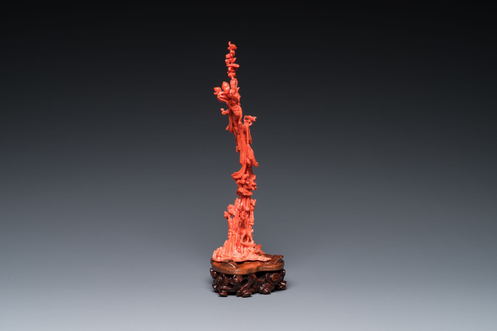 A Chinese red coral sculpture of Xiwangmu standing on a rock, 19/20th C. - Bild 3 aus 7