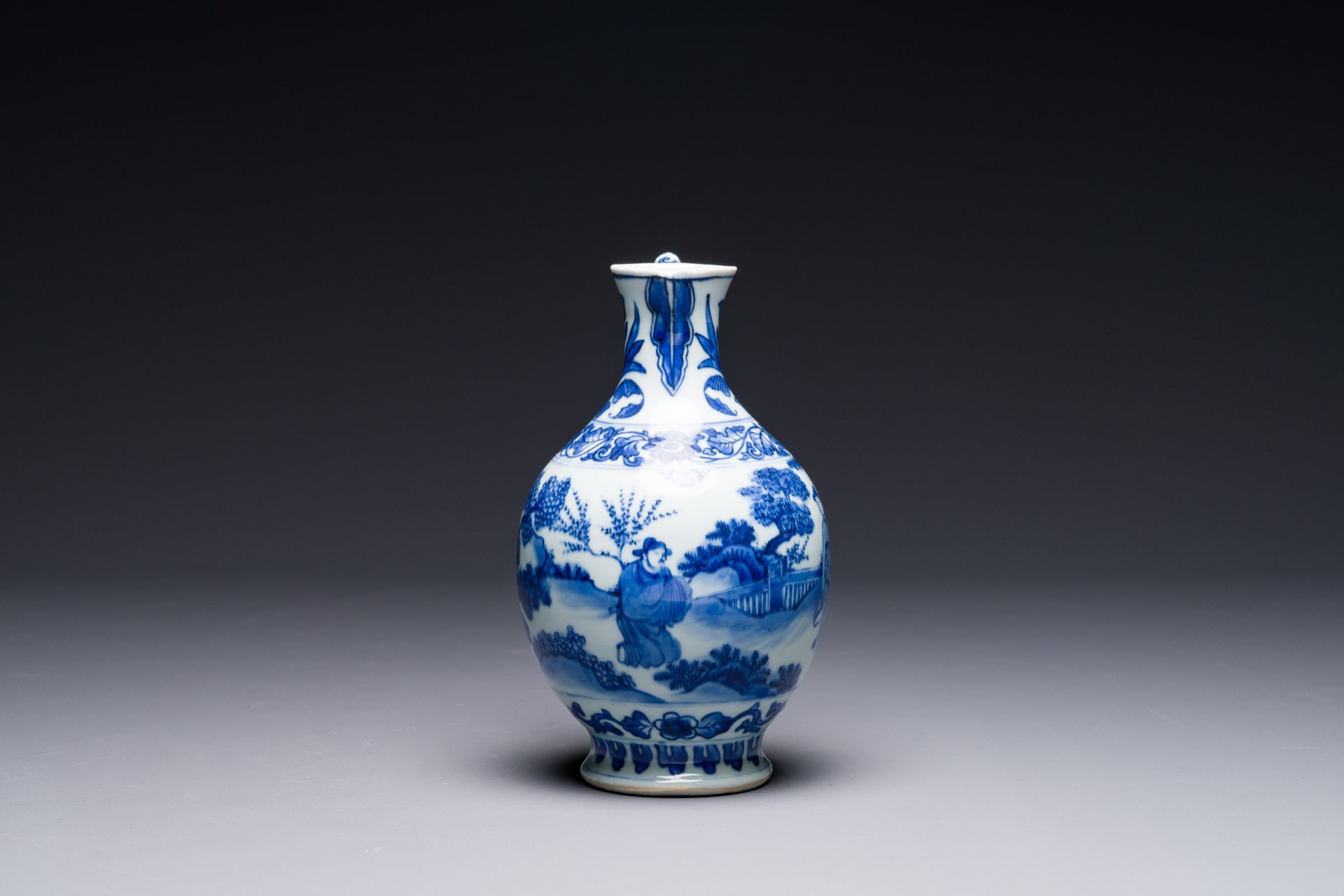 A Chinese blue and white ewer with figures in a landscape, Transitional period - Bild 4 aus 6