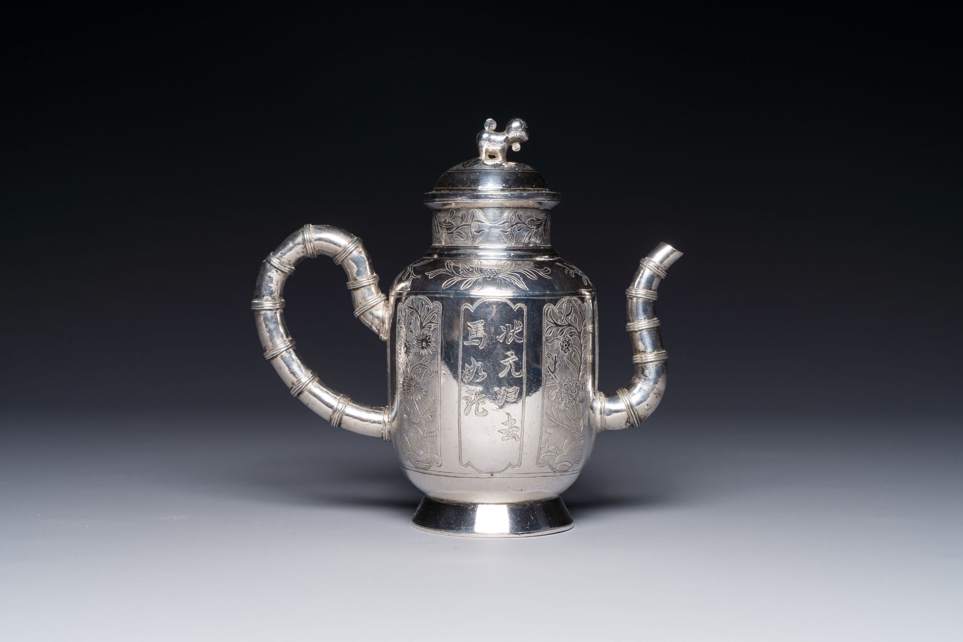 A Chinese silver wine ewer with inscription for the Straits or Peranakan market, 19th C. - Bild 2 aus 3