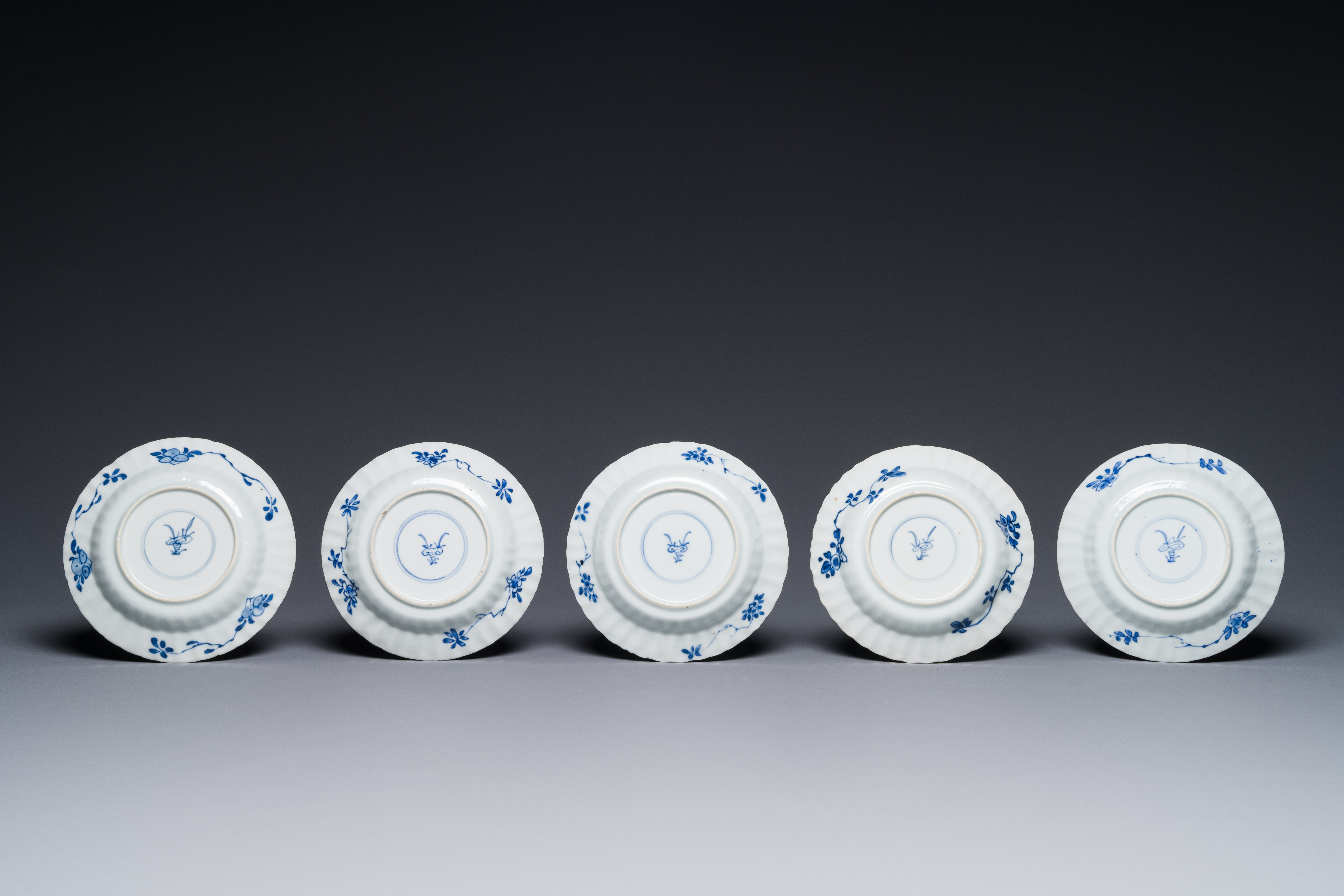 Ten Chinese blue and white cups and fourteen saucers with floral decor, lingzhi mark, Kangxi - Image 3 of 6