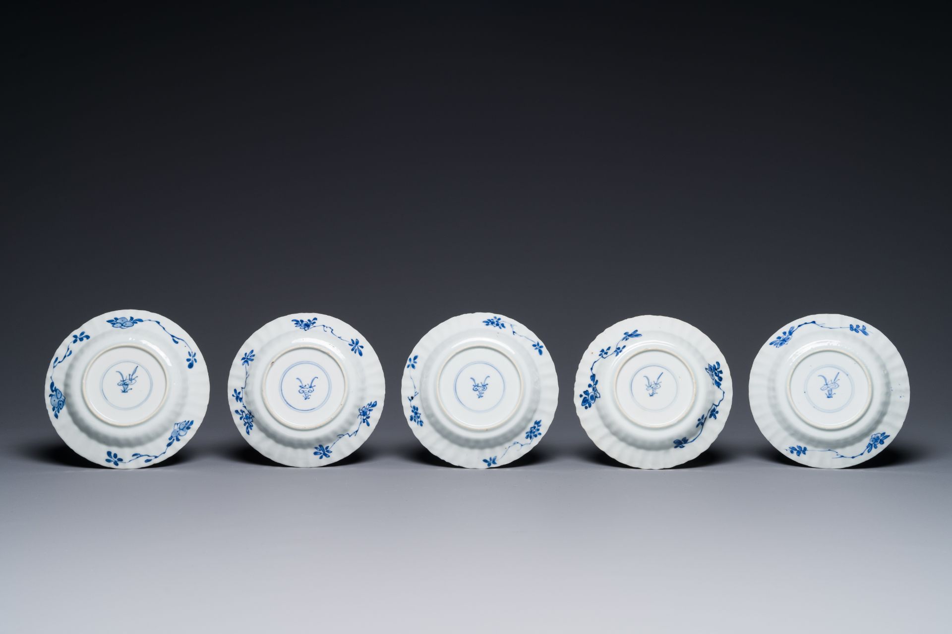 Ten Chinese blue and white cups and fourteen saucers with floral decor, lingzhi mark, Kangxi - Bild 3 aus 6