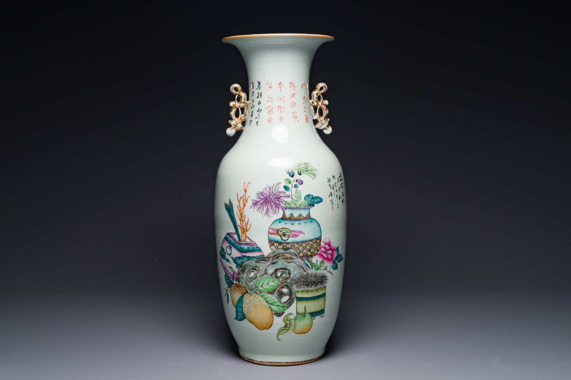 A Chinese famille rose vase, signed Pan Bintang æ½˜è‚‡å”, dated 1918 - Bild 3 aus 6