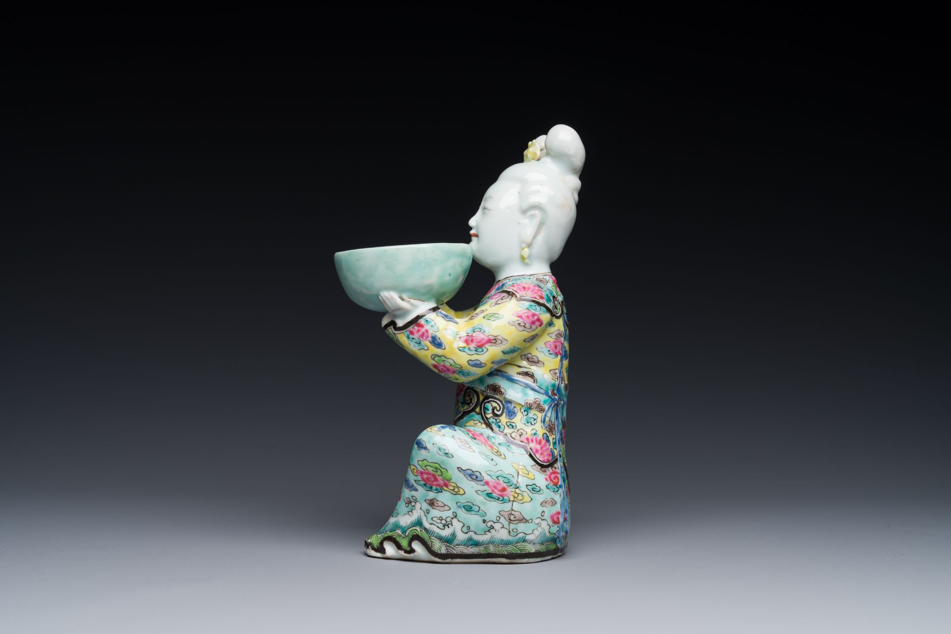 A Chinese famille rose figure of lady with a bowl, Yongzheng - Bild 3 aus 7