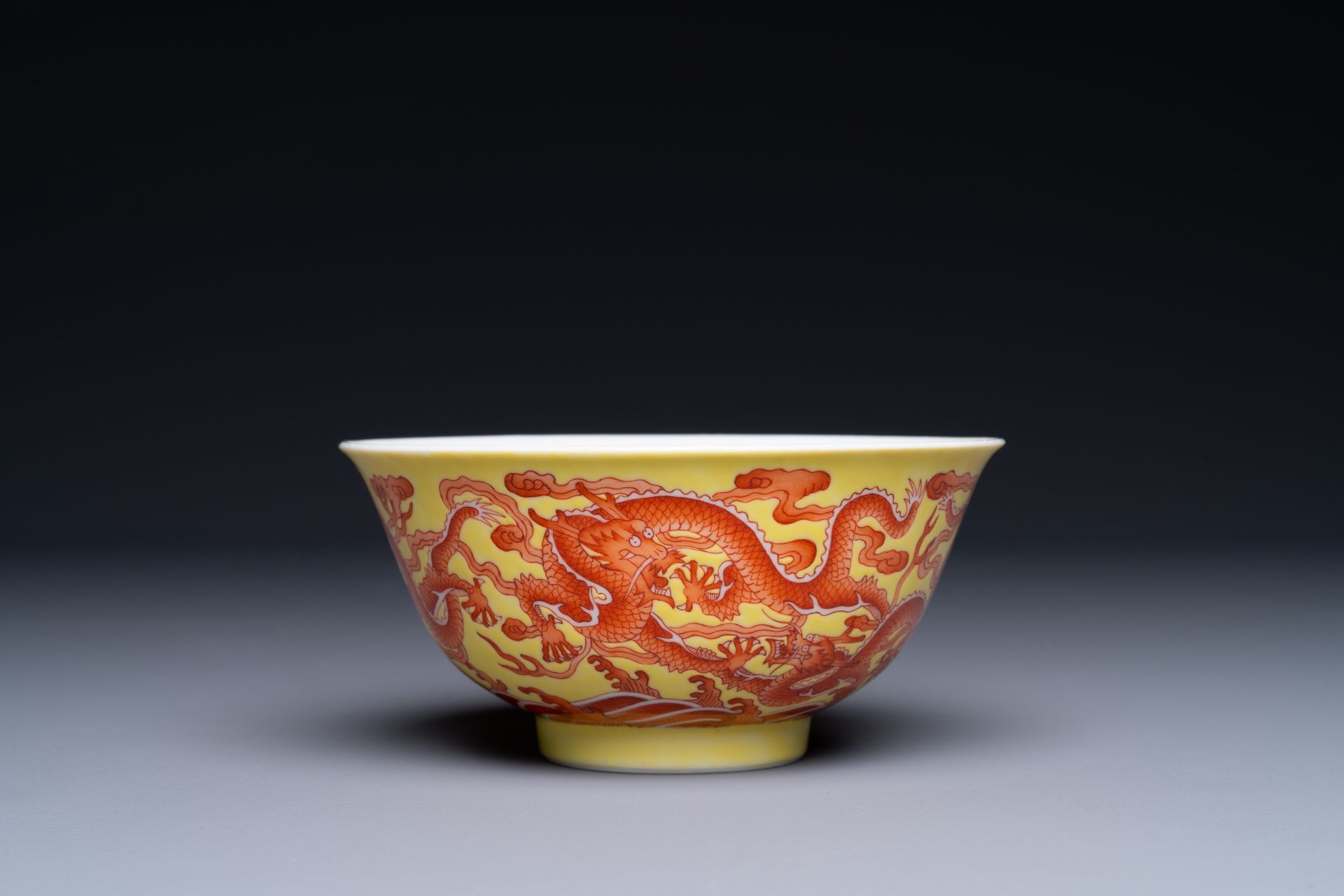 A rare Chinese yellow-ground iron-red-decorated 'dragon' bowl, Qianlong mark and of the period - Bild 3 aus 6