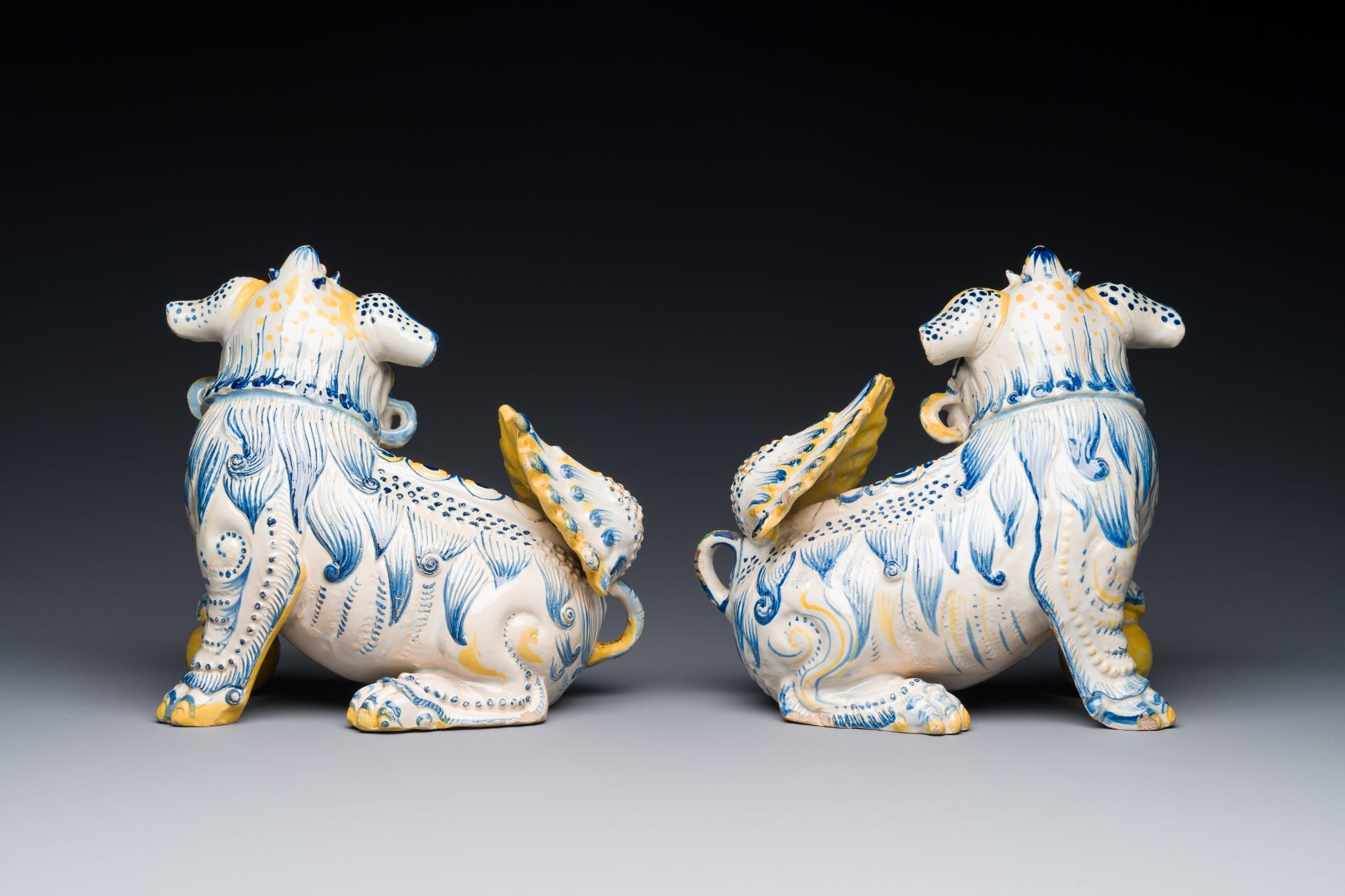 A pair of Portuguese polychrome faience sculptures of lions, 17/18th C. - Bild 3 aus 7