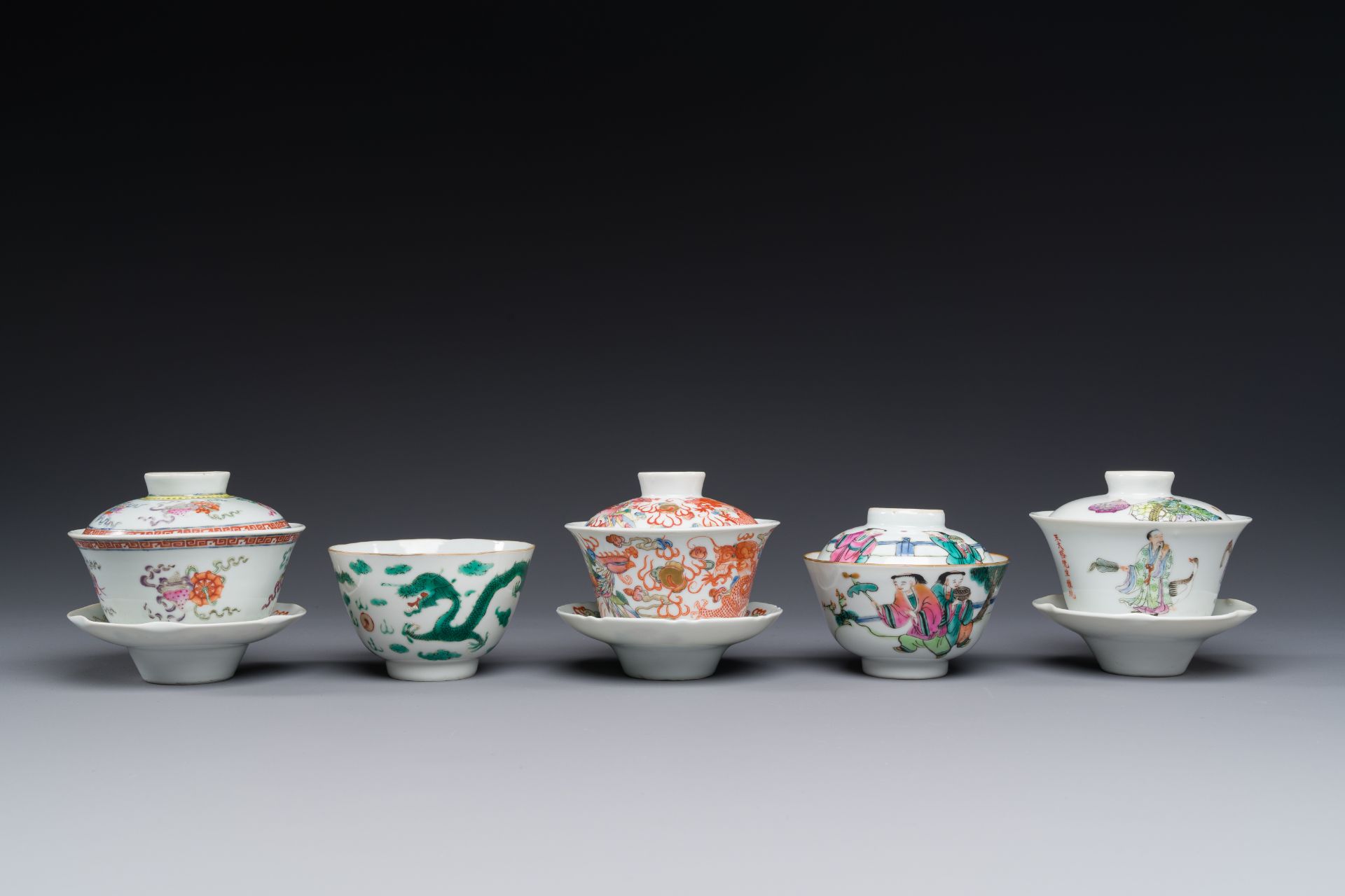 Four Chinese famille rose covered bowls, three with saucers and a 'dragon' bowl, signed Wang Darong - Bild 2 aus 4
