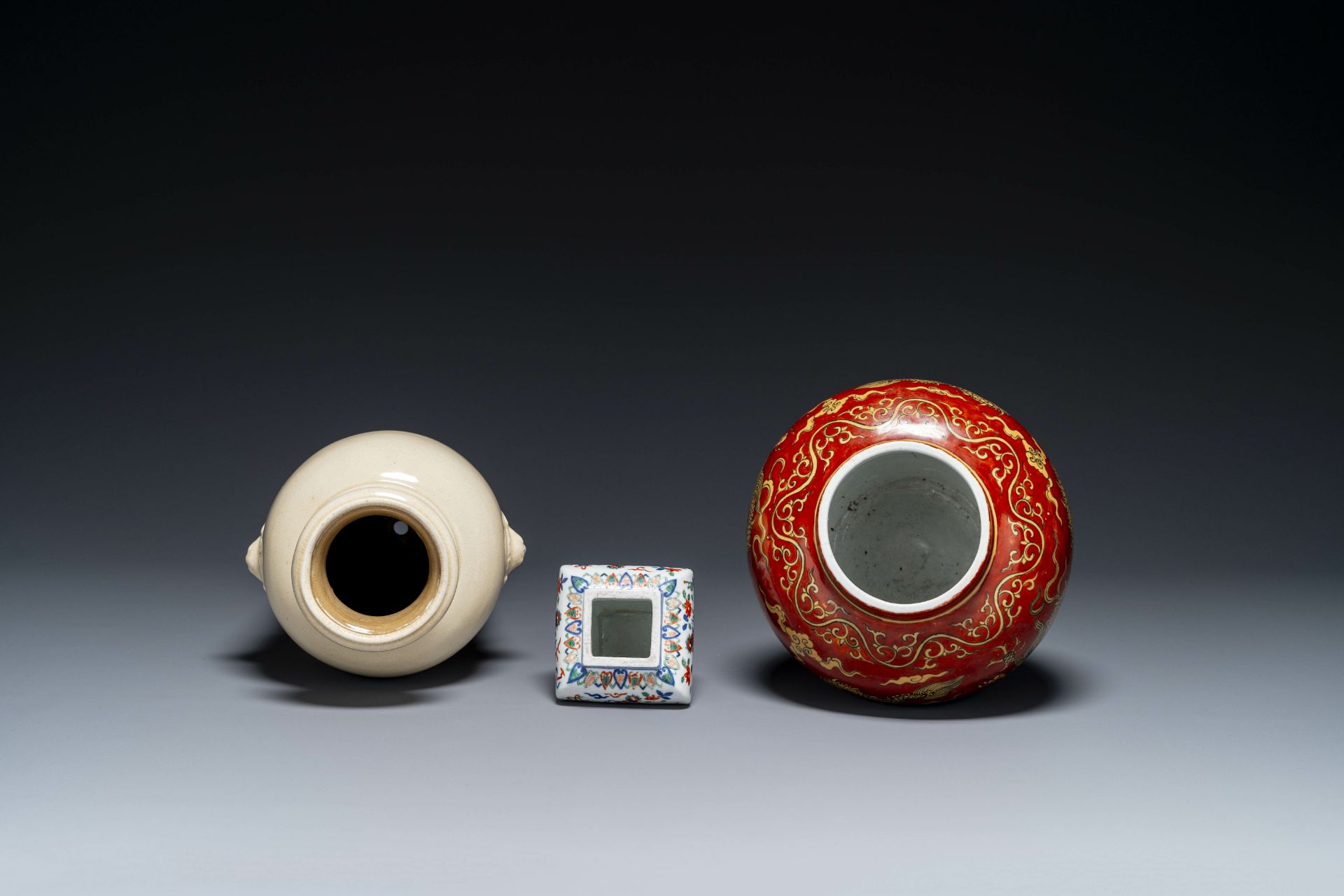 A Chinese cream-glazed vase and two 'dragon' vases, Jiajing and Wanli mark, 19/20th C. - Image 3 of 4