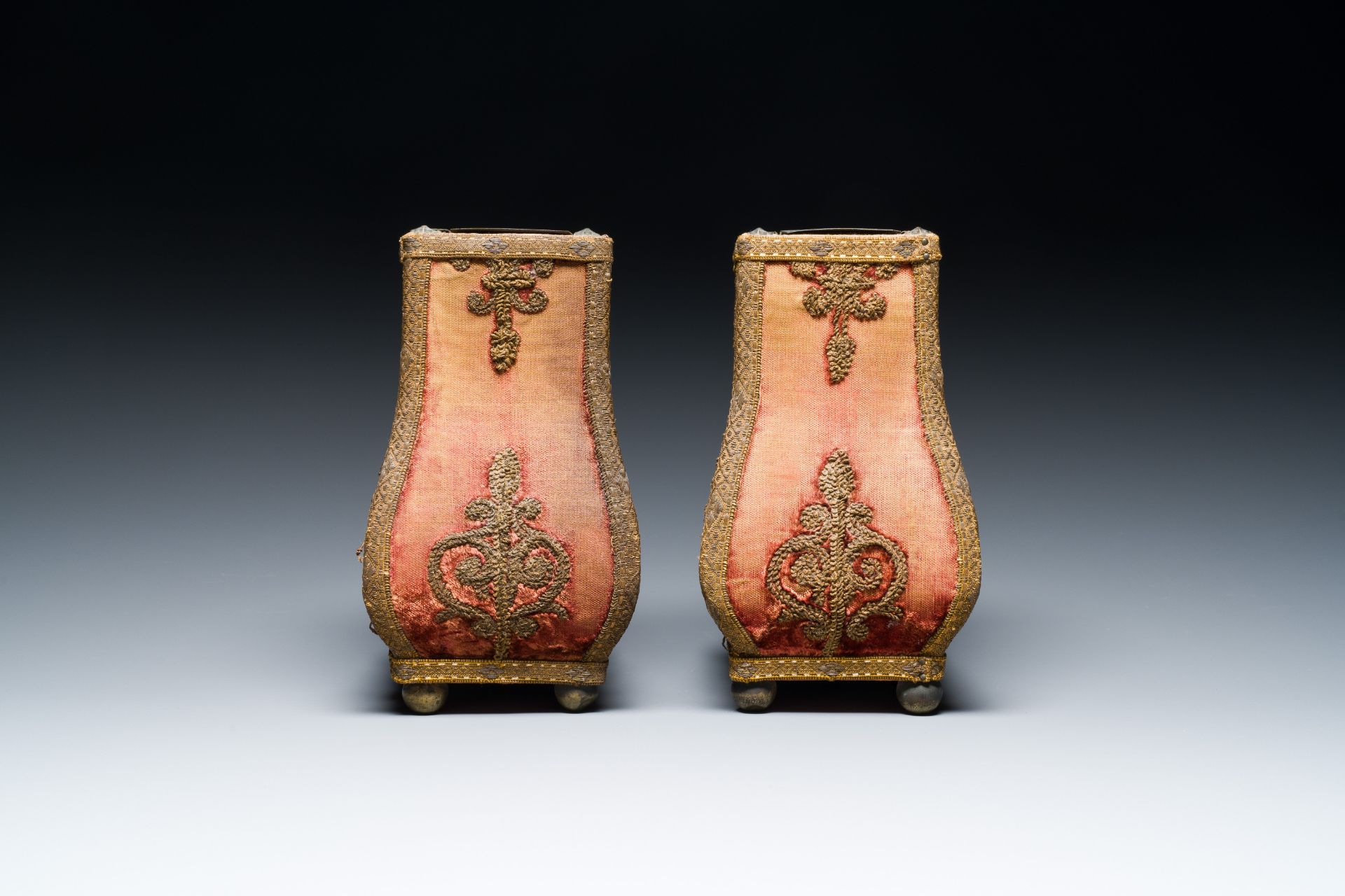 A pair of Louis XIV vases covered with velvet and gold thread, with metal liner, France, 18th C. - Image 8 of 19