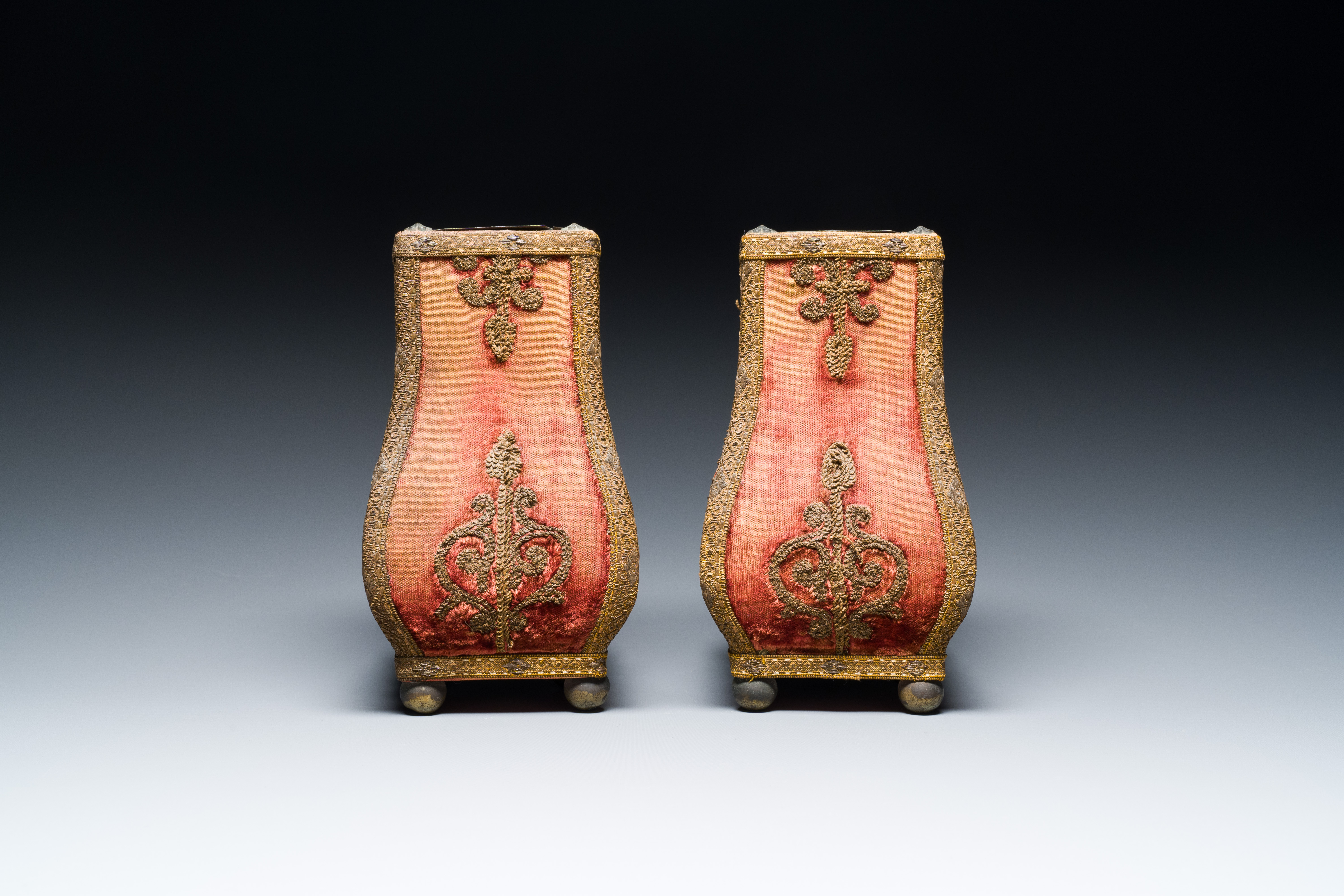 A pair of Louis XIV vases covered with velvet and gold thread, with metal liner, France, 18th C. - Image 2 of 19