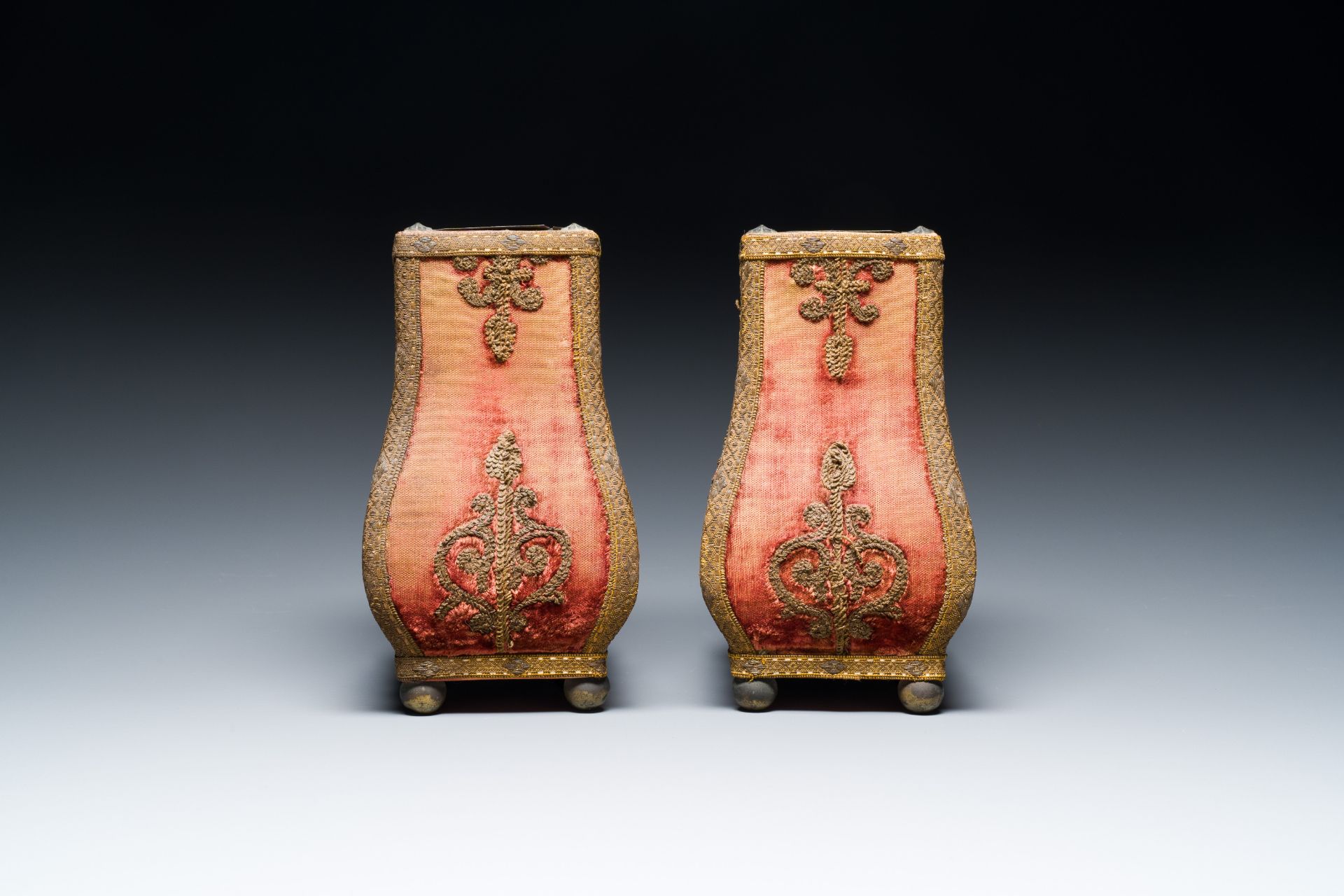 A pair of Louis XIV vases covered with velvet and gold thread, with metal liner, France, 18th C. - Image 2 of 19