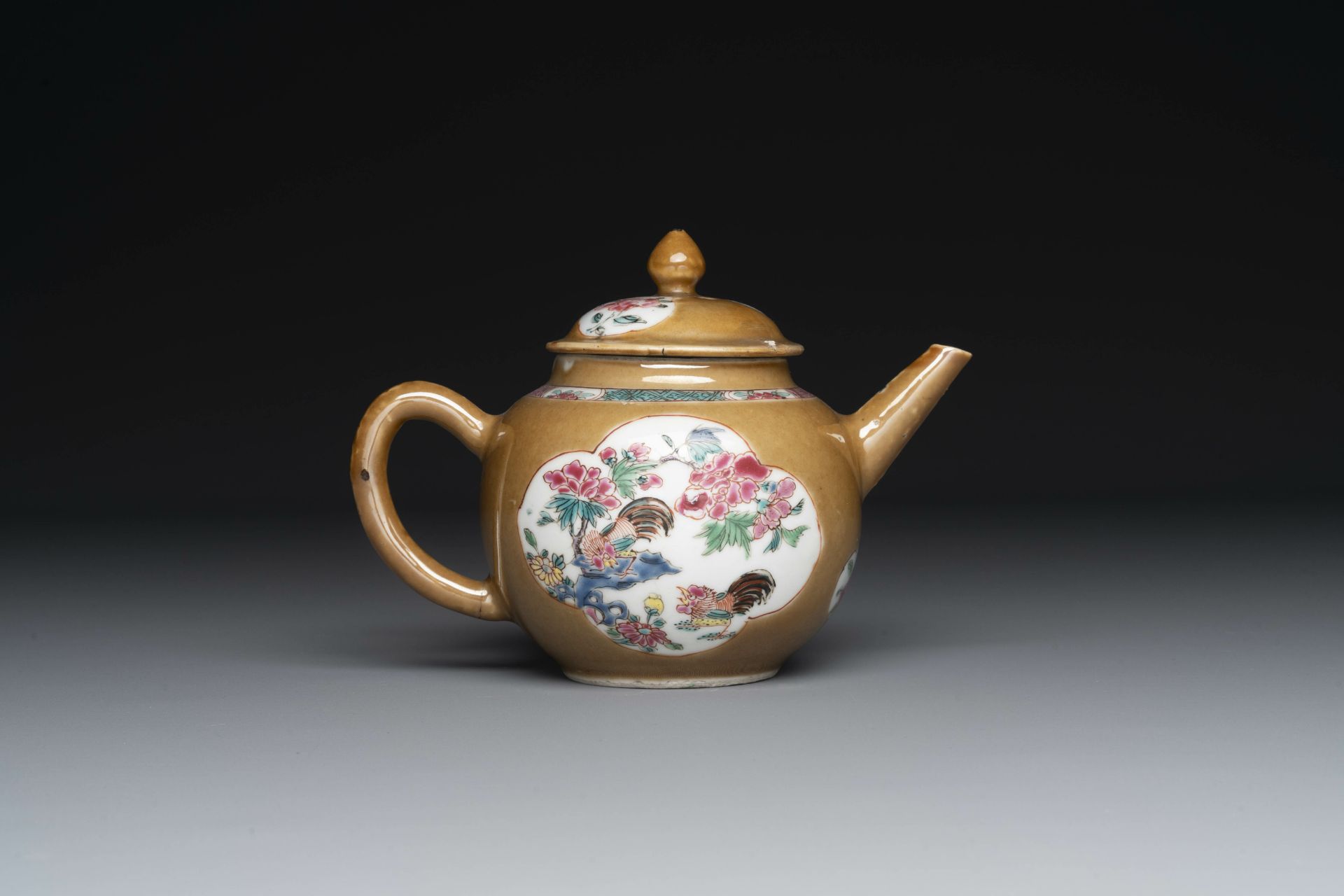 A varied collection of Chinese famille rose and verte porcelain, 18/19th C. - Image 12 of 19