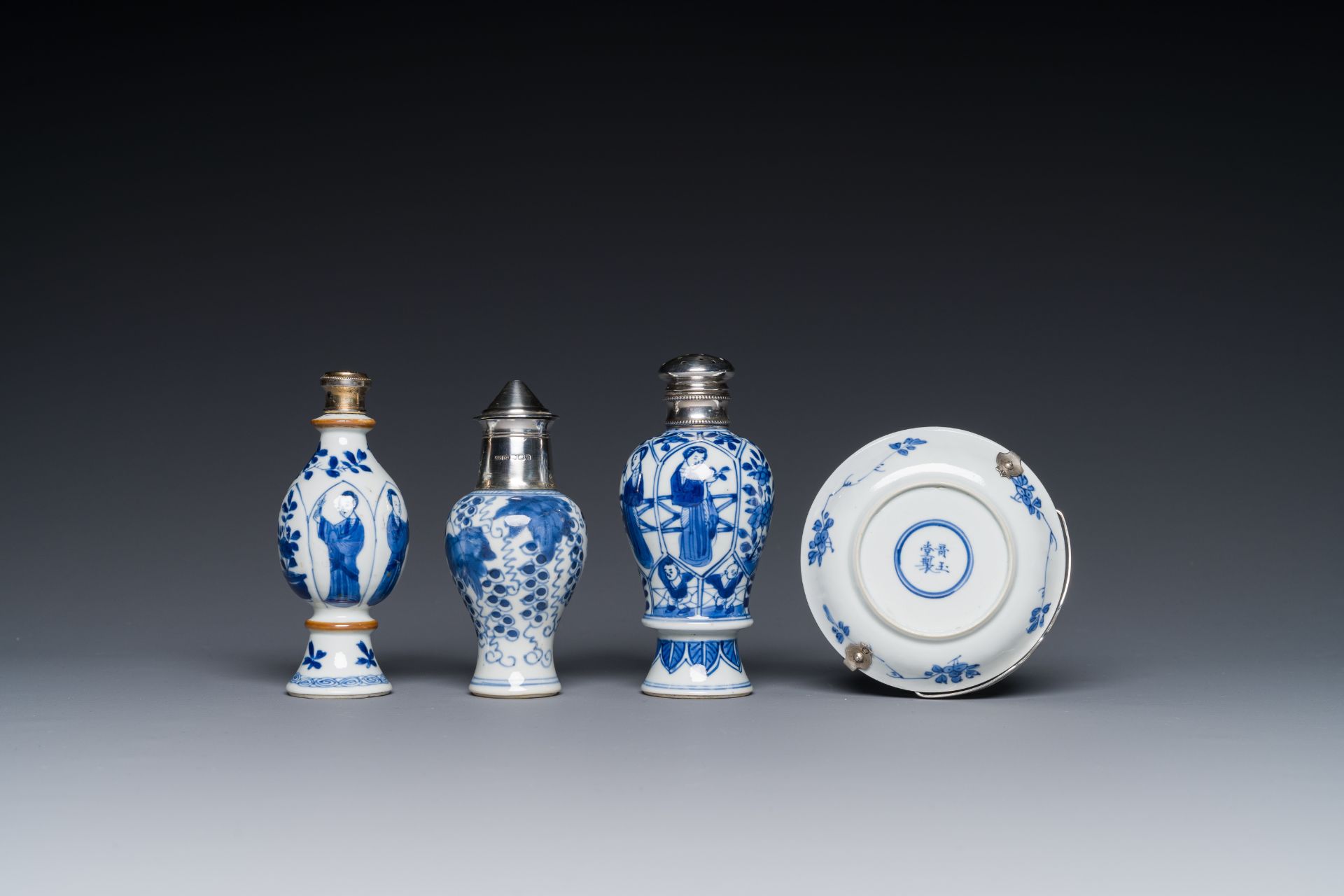 Four Chinese blue and white silver mounted porcelain, Kangxi - Bild 4 aus 5