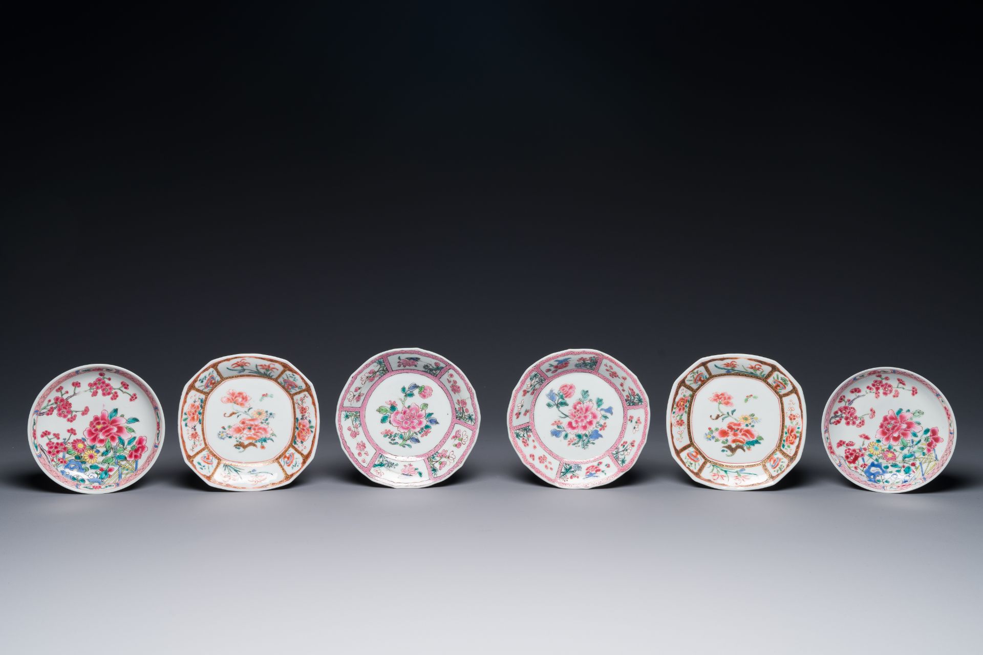 Three Chinese famille rose plates and ten saucers, Yongzheng/Qianlong - Bild 5 aus 8