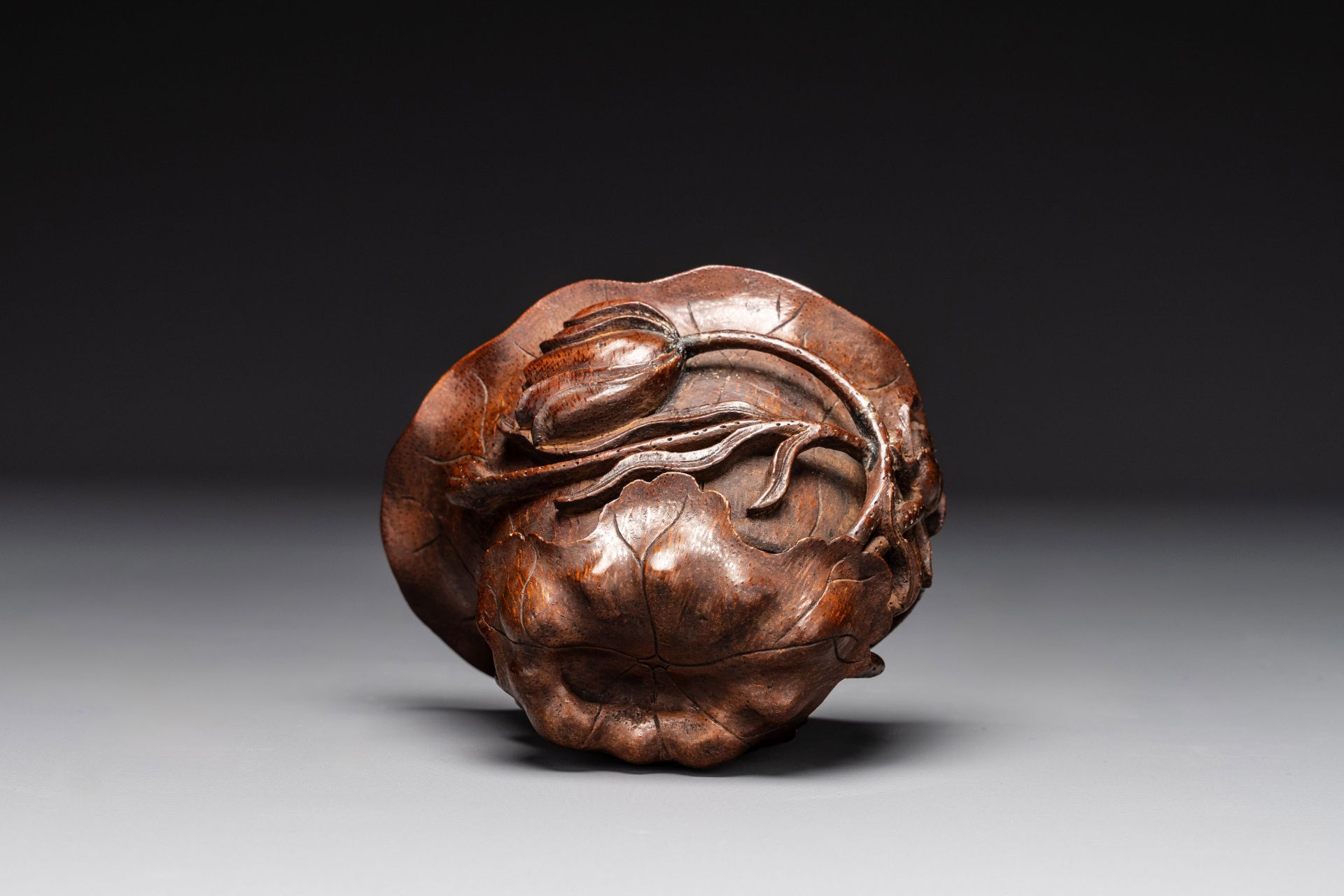 A Chinese carved bamboo 'lotus' libation cup, 17/18th C. - Image 6 of 6