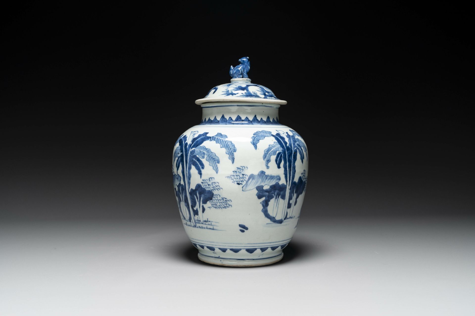 A Chinese blue and white 'Jia Guan Jin Jue åŠ å®˜æ™‰çˆµ' vase and cover, Transitional period - Image 3 of 6