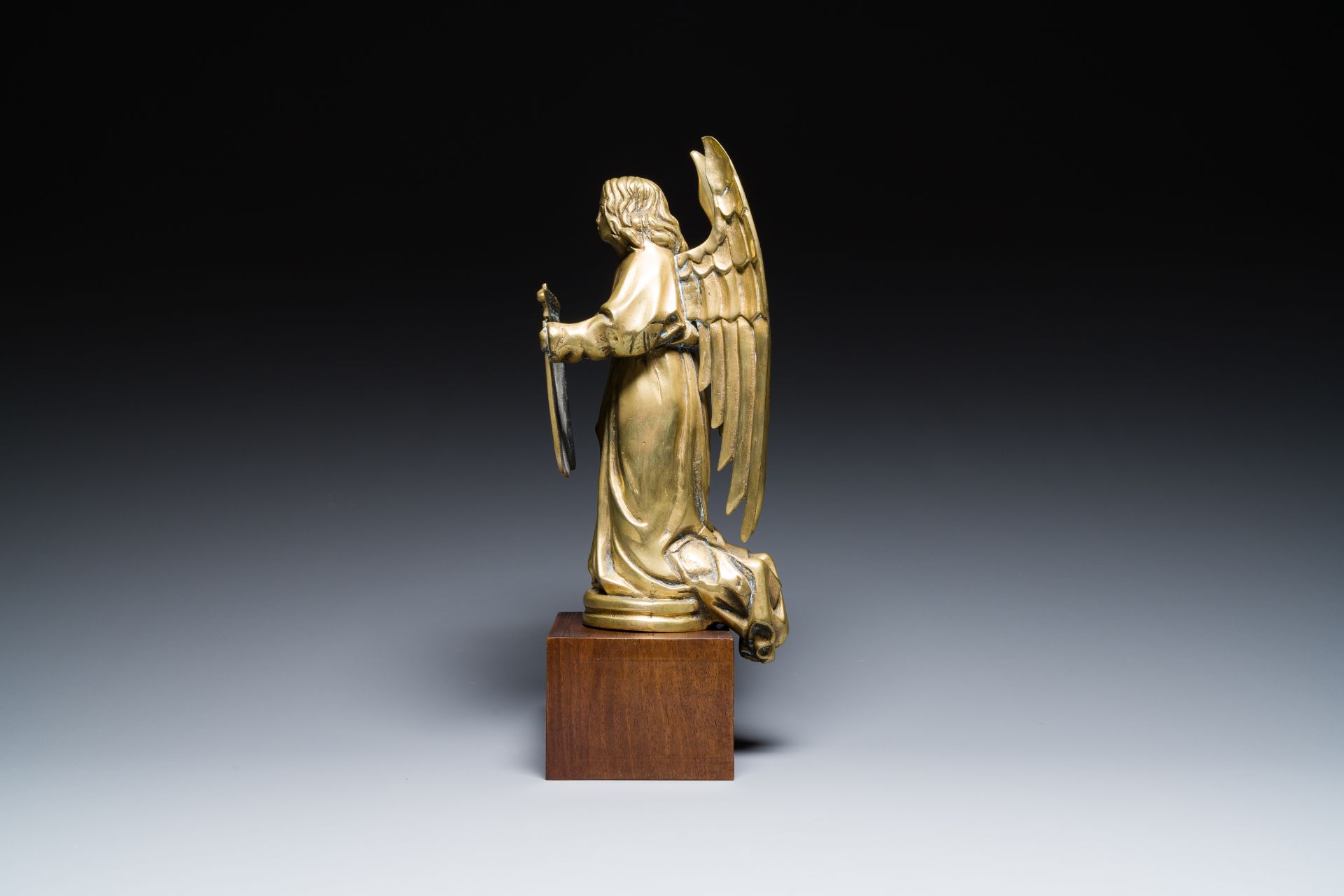 A Flemish brass sculpture of a winged angel with shield, 19th C. - Bild 13 aus 19