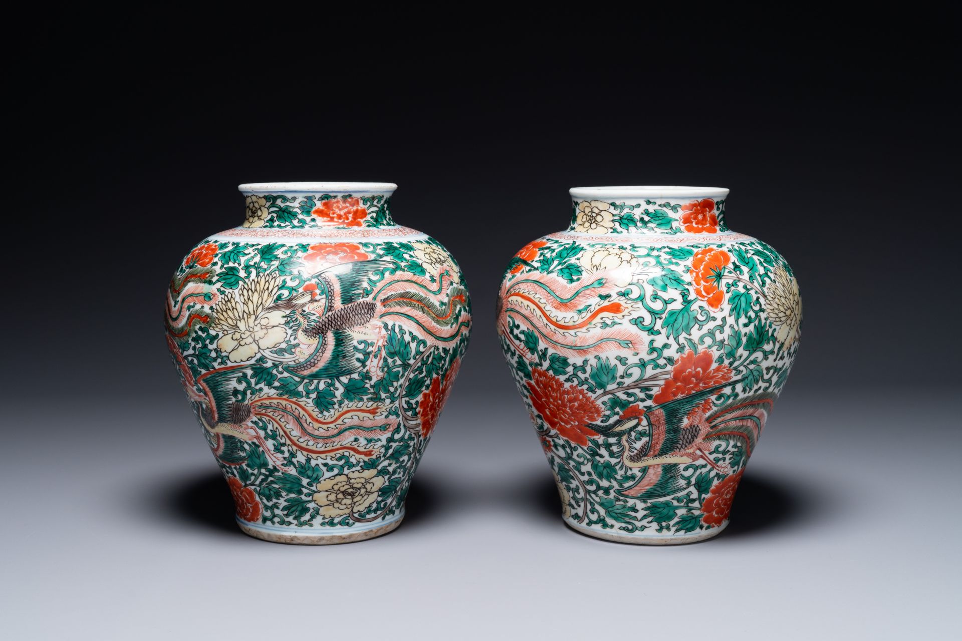 A pair of Chinese wucai 'phoenix and peony scroll' vases, Transitional period - Bild 2 aus 6