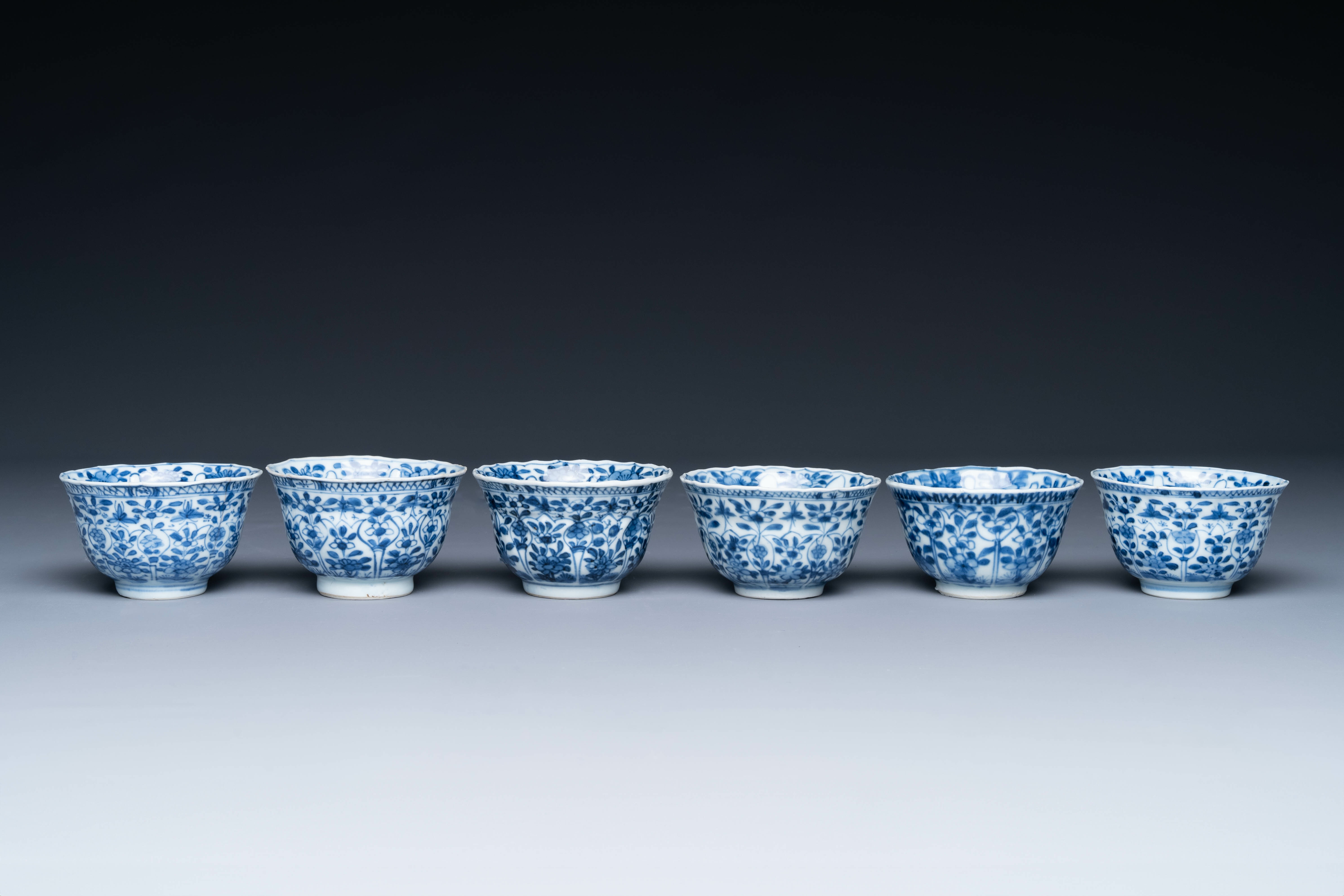 A varied collection of 18 pieces Chinese blue and white and famille rose porcelain, Kangxi/Yongzheng - Image 5 of 11