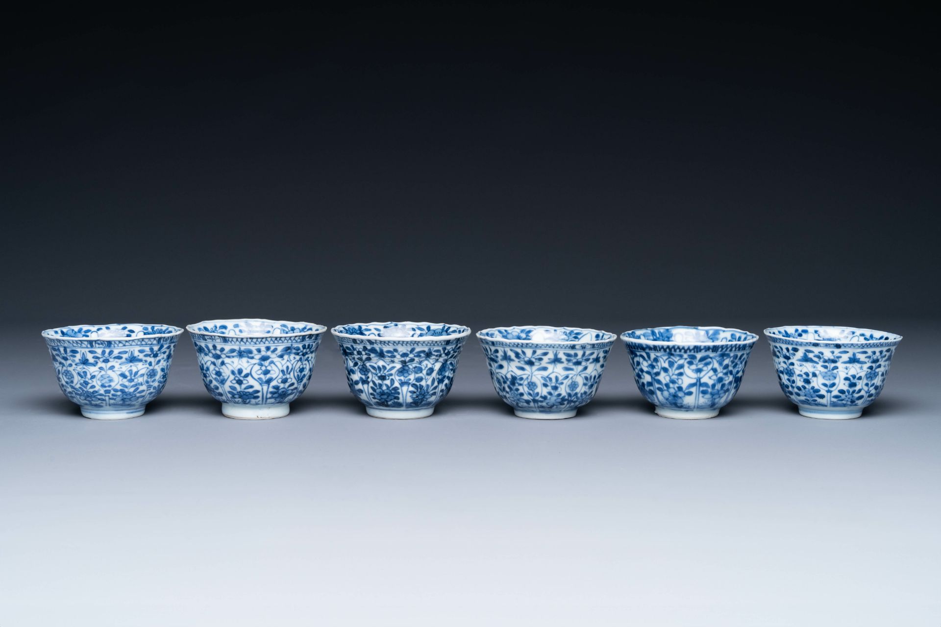 A varied collection of 18 pieces Chinese blue and white and famille rose porcelain, Kangxi/Yongzheng - Bild 5 aus 11