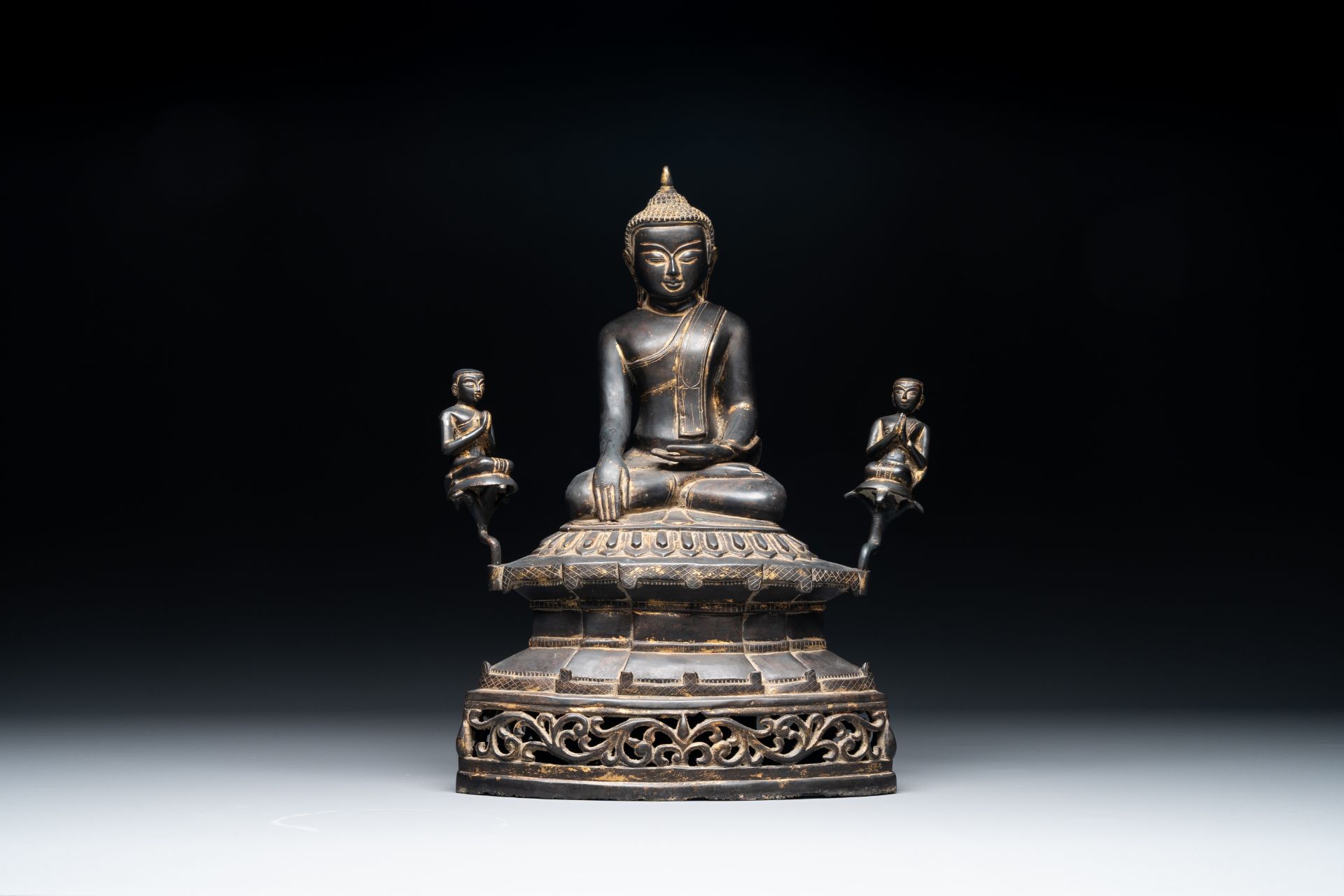 A Burmese bronze Shan Buddha with traces of gilt, 16/17th C. - Image 3 of 12