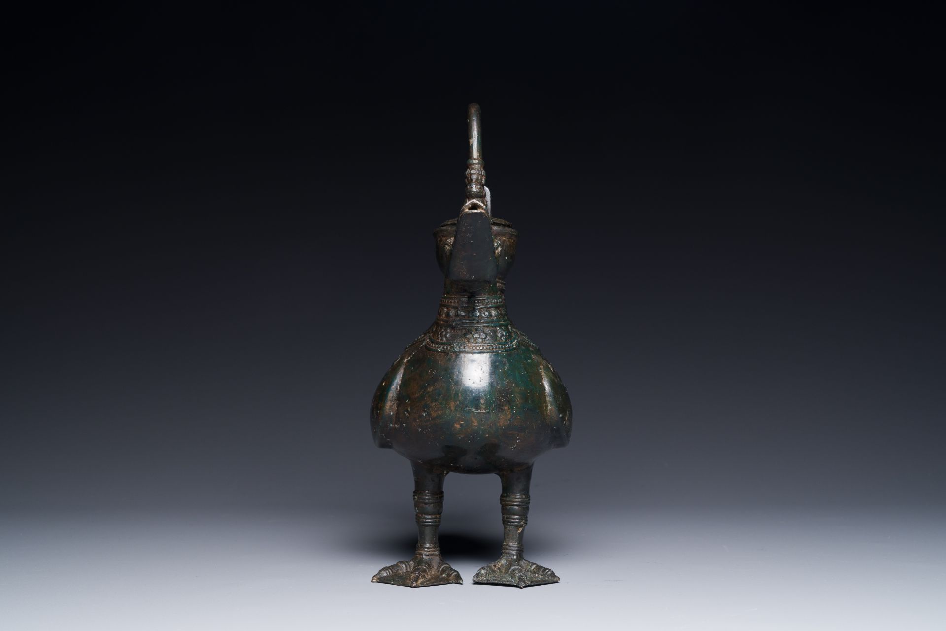 A Chinese archaistic bronze wine vessel in the form of a goose, Song - Bild 13 aus 21